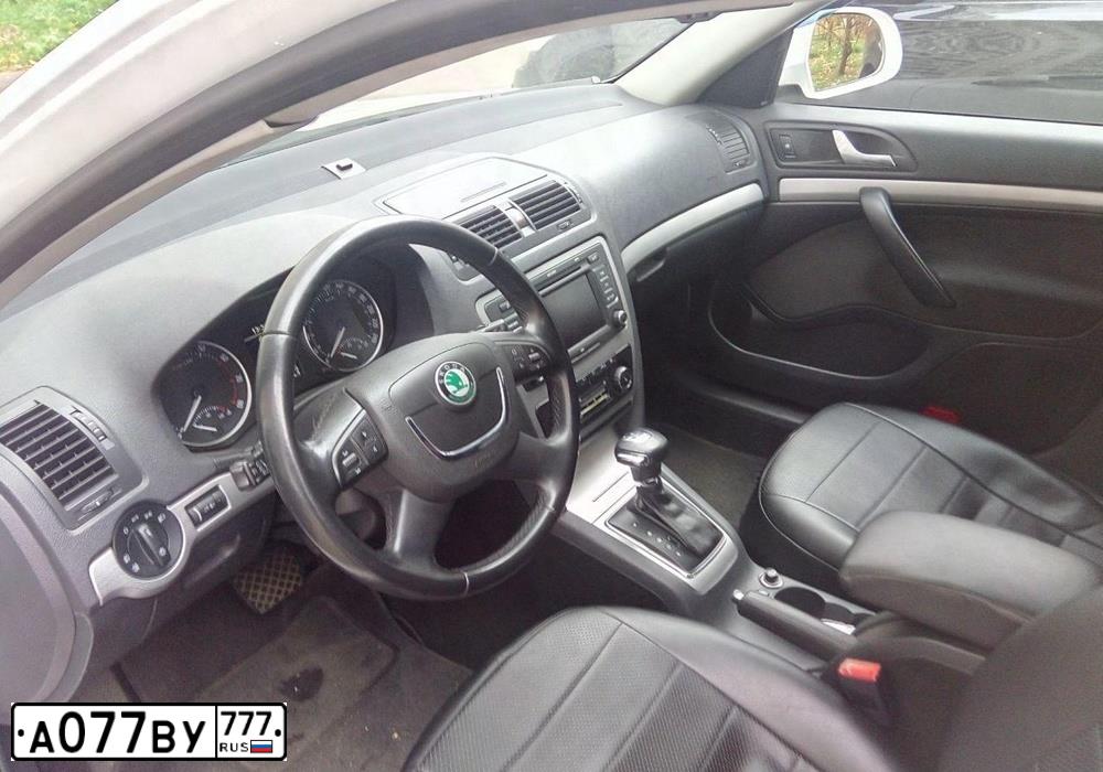 Фото автомобиля SKODA OCTAVIA, 2010 — госномер А077ВУ777. Цвет: Белый