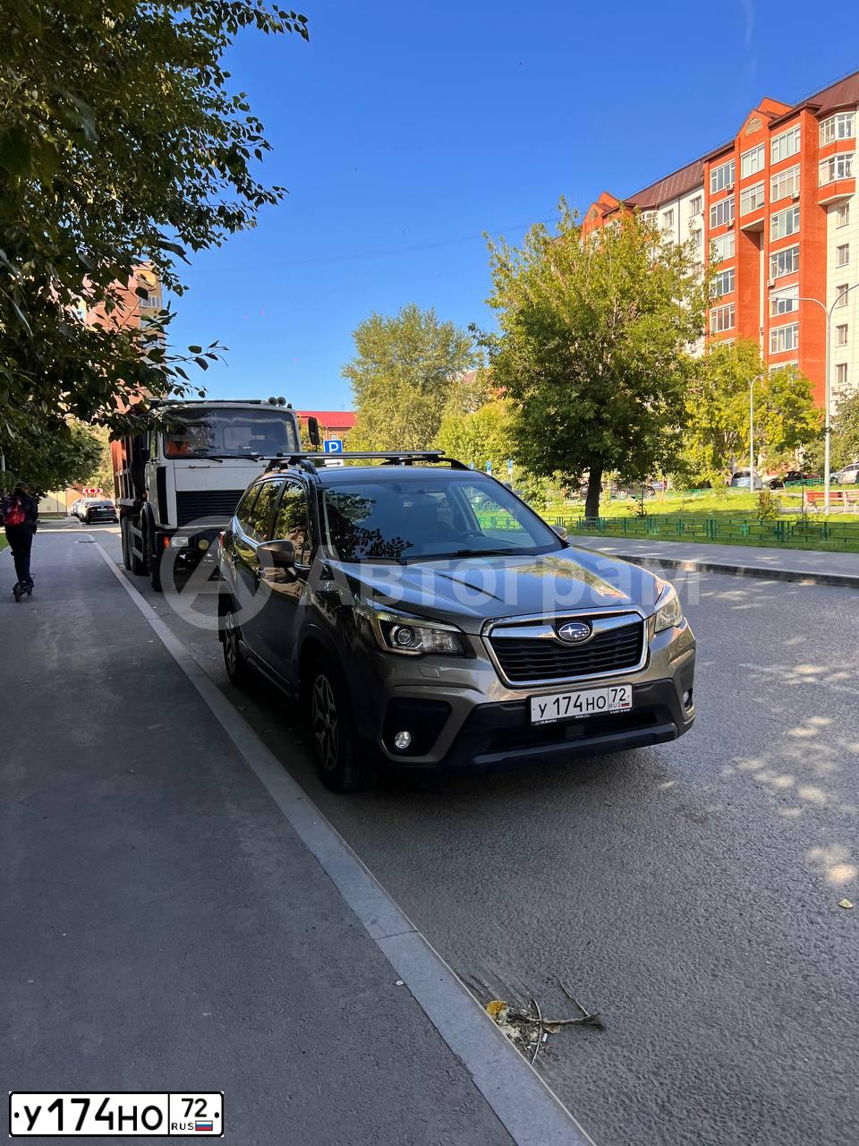 Фото автомобиля SUBARU FORESTER, 2018 — госномер У174НО72. Цвет: СЕРО-БЕЖЕВЫЙ
