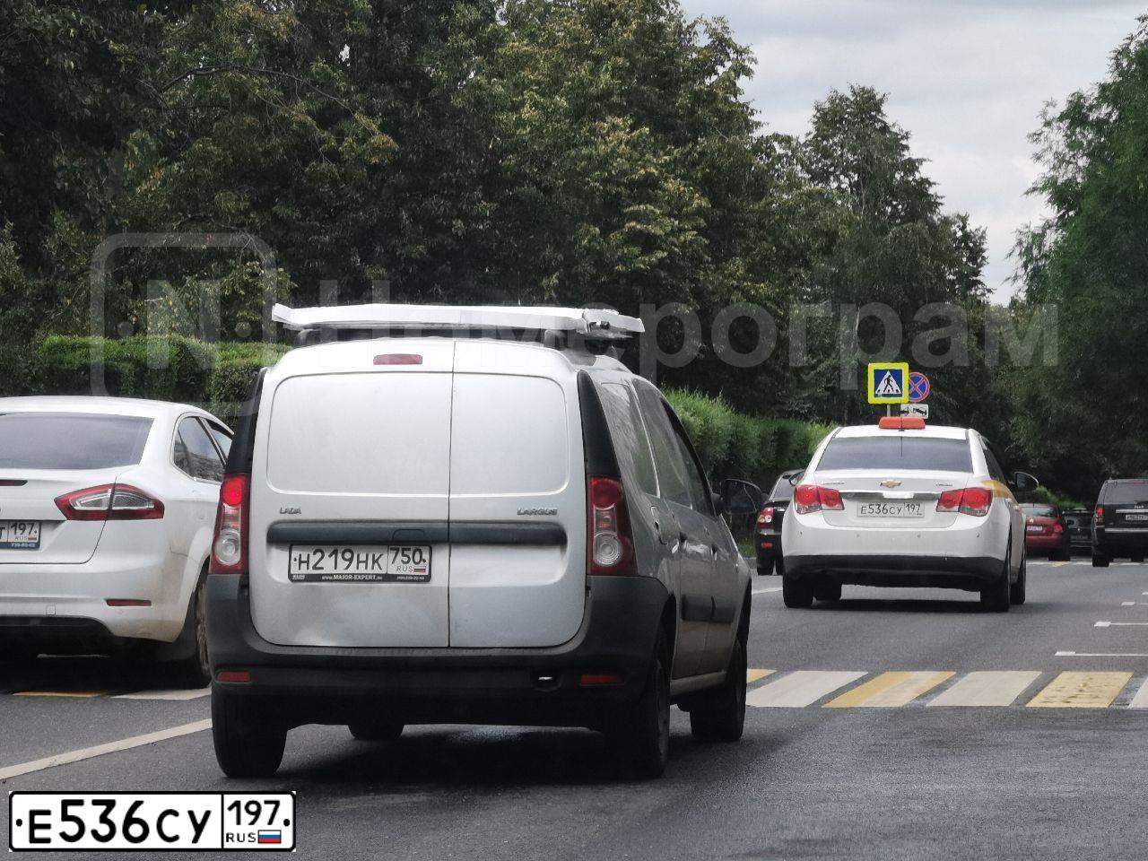 Фото автомобиля CHEVROLET CRUZE, 2012 — госномер Е536СУ197. Цвет: БЕЛЫЙ-ЖЕЛТЫЙ-СЕРЫЙ