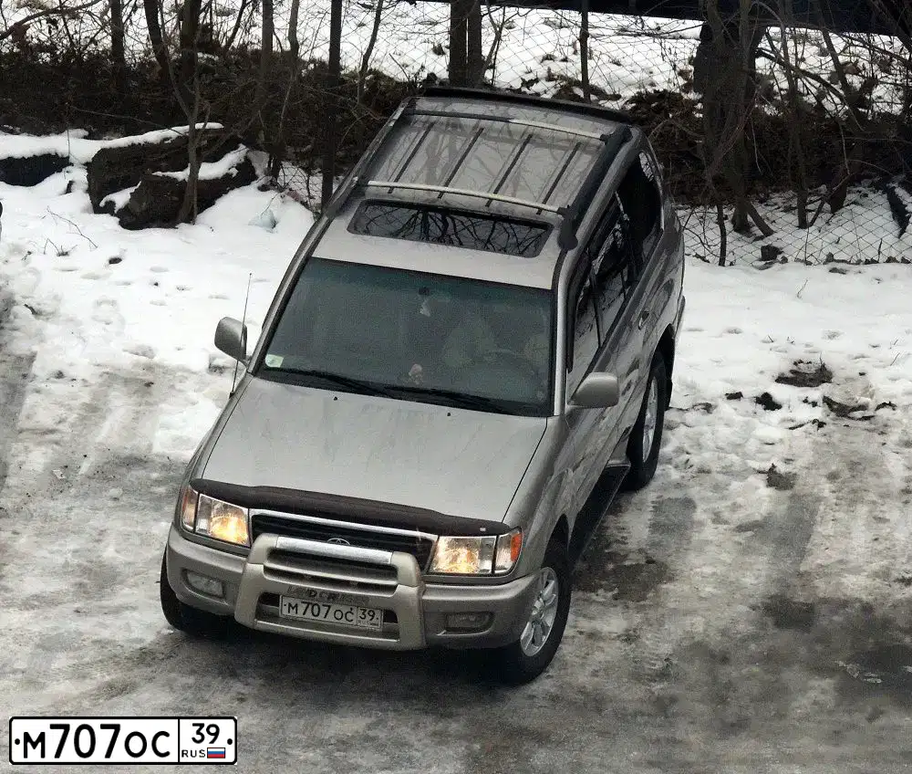 Фото автомобиля TOYOTA LANDCRUISER, 2001 — госномер М707ОС39. Цвет: СЕРЕБРИСТЫЙ