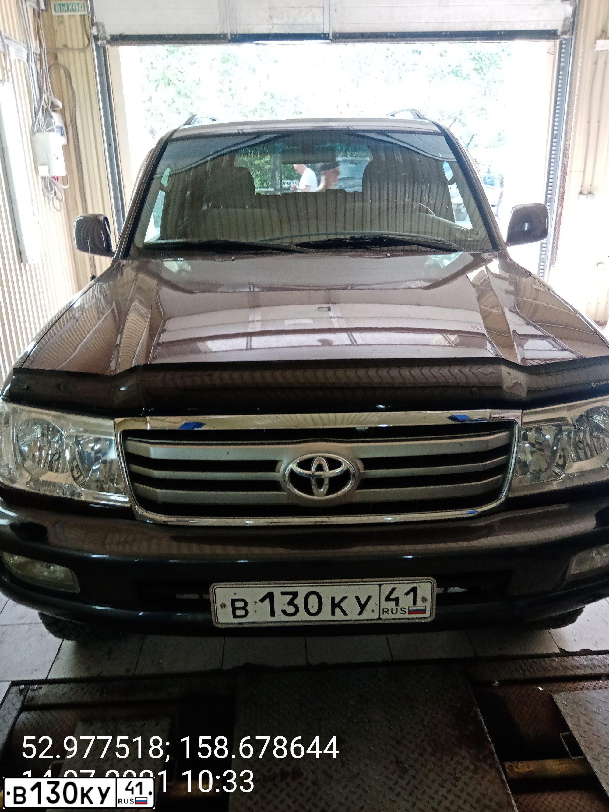 Фото автомобиля TOYOTA LANDCRUISER, 2006 — госномер А900КС41. Цвет: ТЕМНО-КРАСНЫЙ