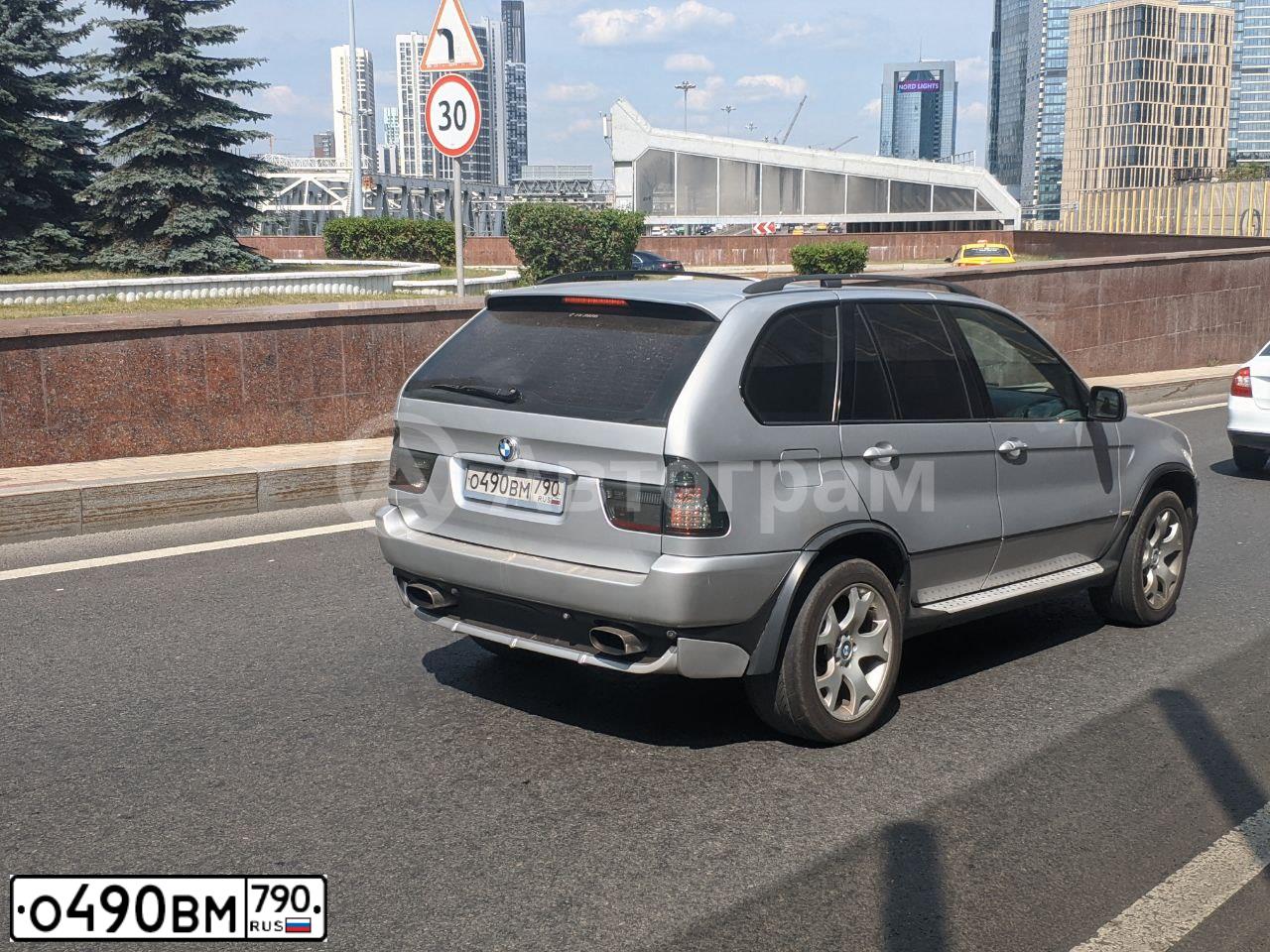 Фото автомобиля BMW X5, 2005 — госномер О490ВМ790. Цвет: СЕРЕБРИСТЫЙ