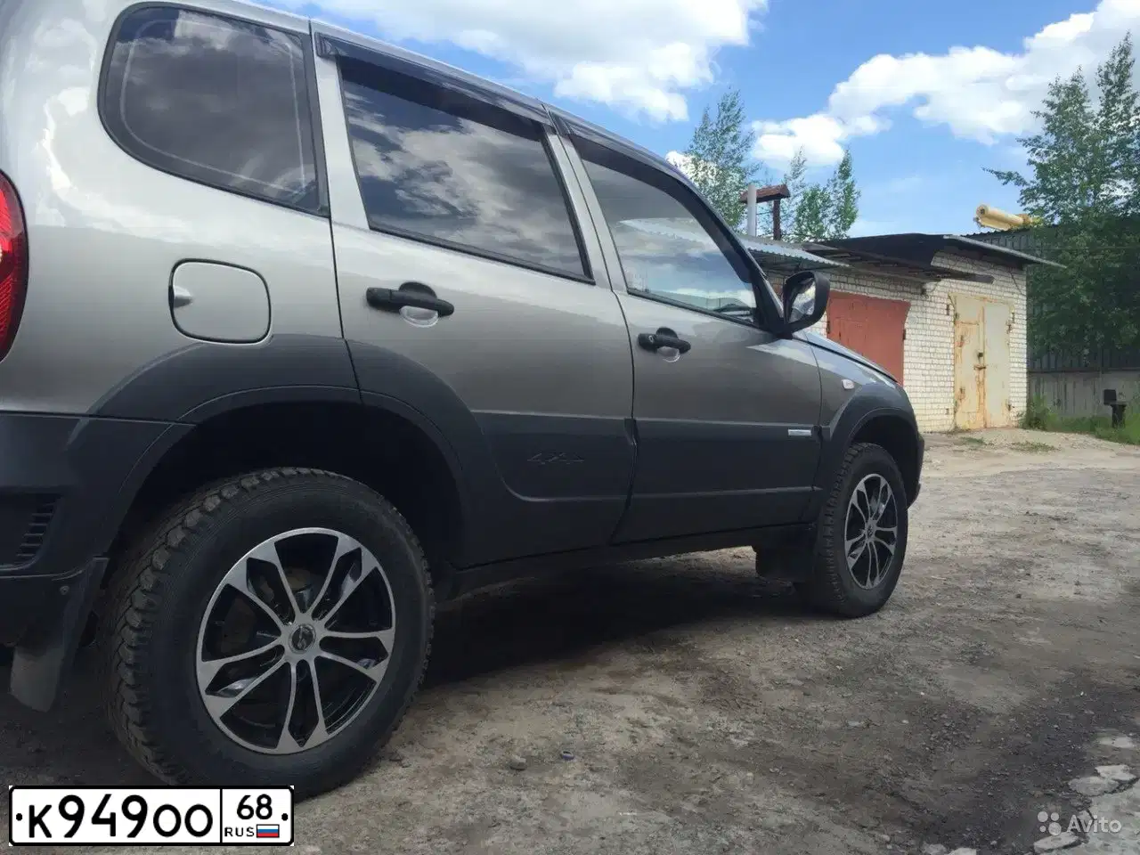 Фото автомобиля CHEVROLET NIVA, 2012 — госномер Н889ХТ68. Цвет: СЕРО-КОРИЧНЕВЫЙ МЕТАЛЛИК