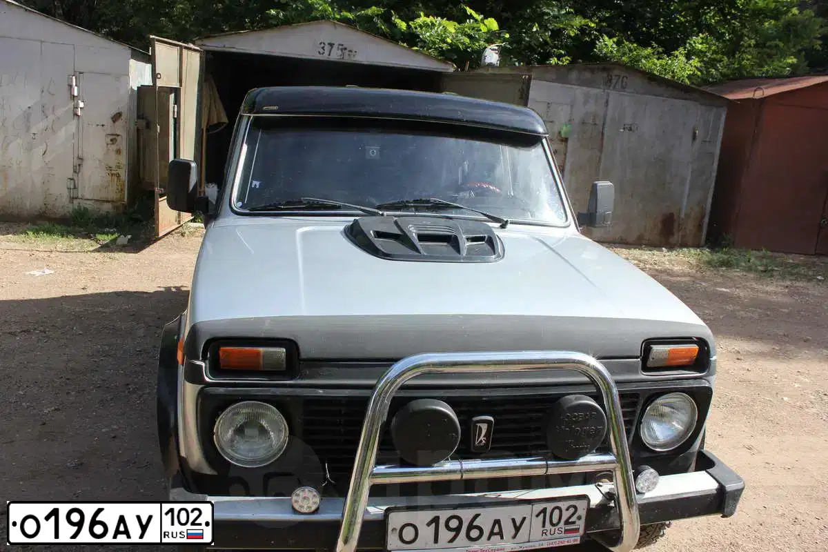 Фото автомобиля LADA 2131 NIVA, 2002 — госномер О196АУ102. Цвет: светло-серебристый металлик