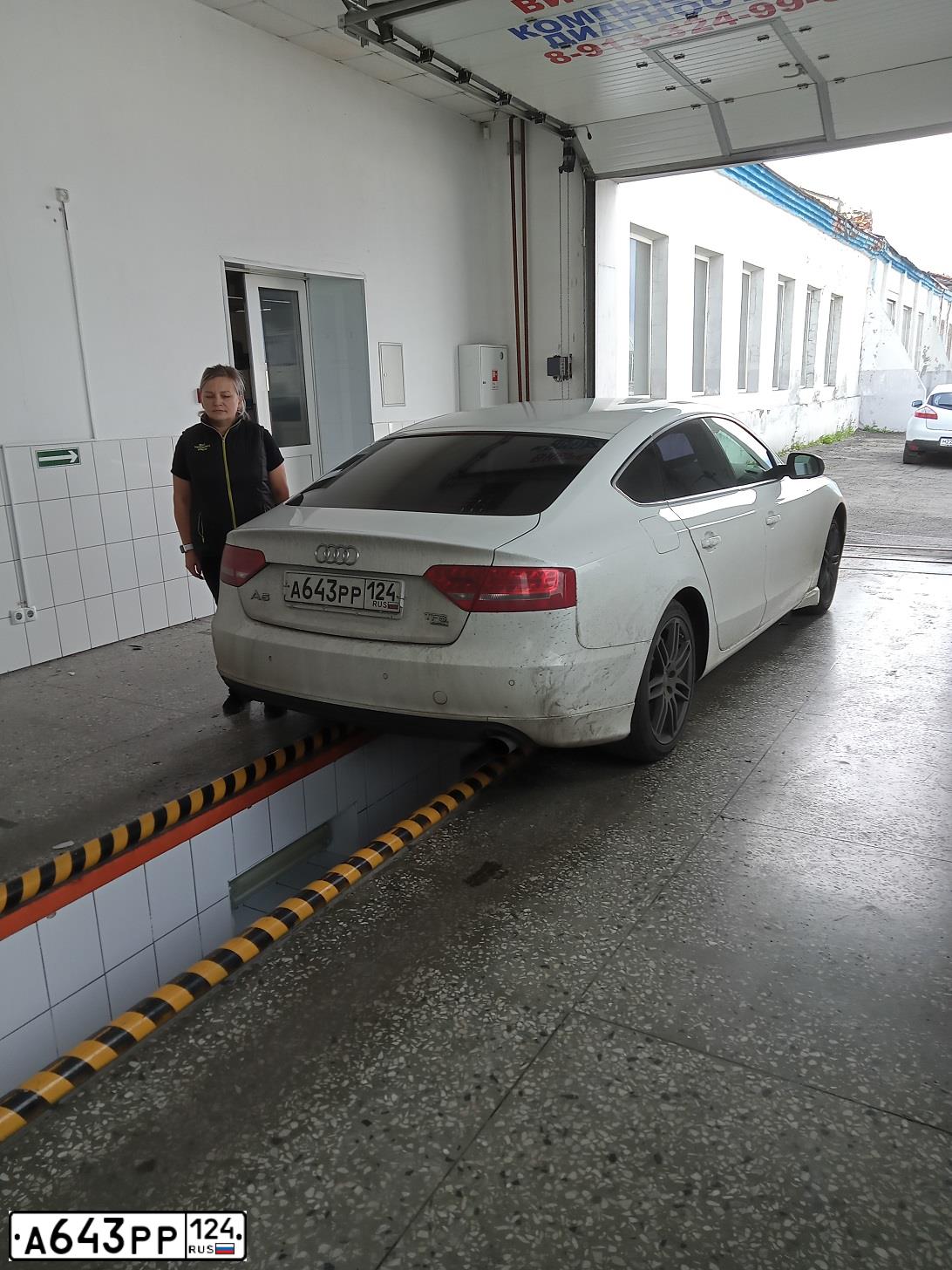 Фото автомобиля AUDI A5, 2011 — госномер Н333ХС24. Цвет: Белый
