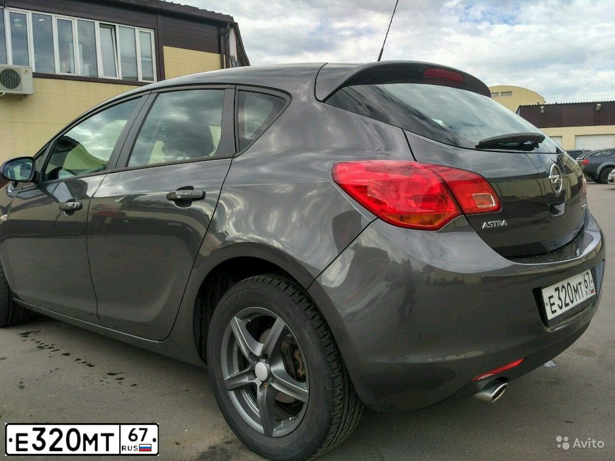 Фото автомобиля OPEL ASTRA, 2012 — госномер Е320МТ67. Цвет: СЕРЫЙ МЕТАЛЛИК