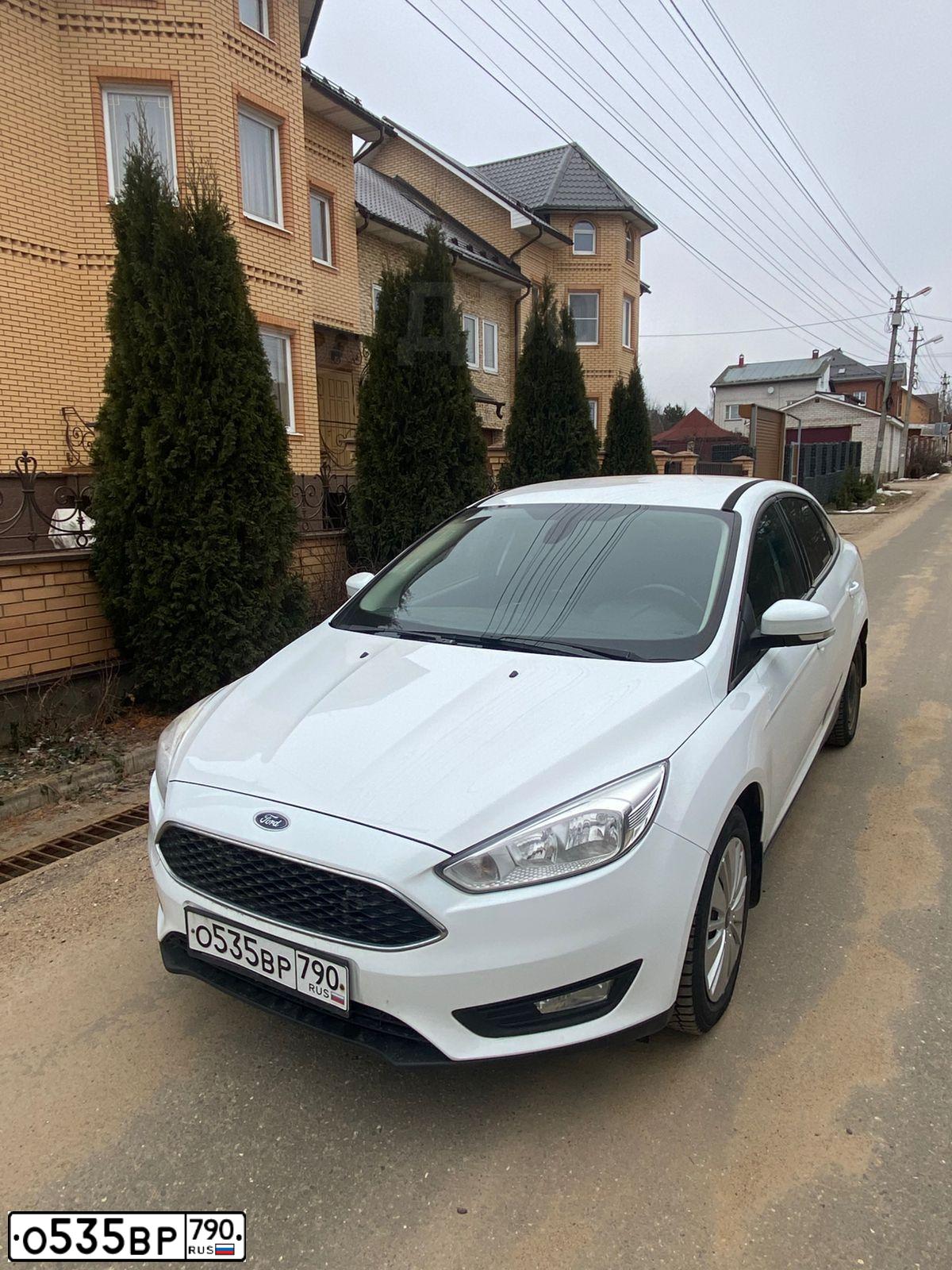 Фото автомобиля FORD FOCUS, 2015 — госномер О535ВР790. Цвет: Белый