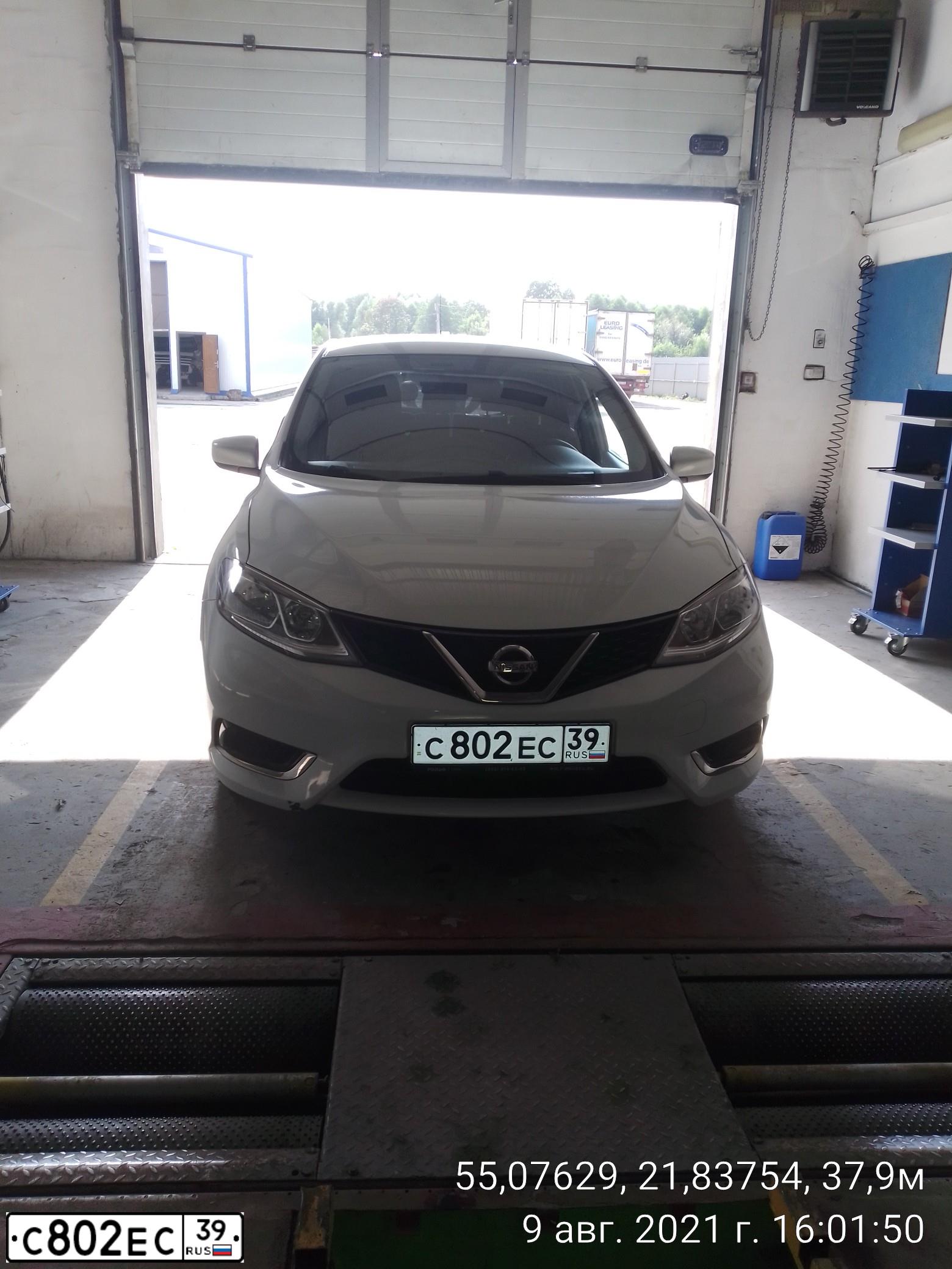 Фото автомобиля NISSAN TIIDA, 2015 — госномер С802ЕС39. Цвет: Белый