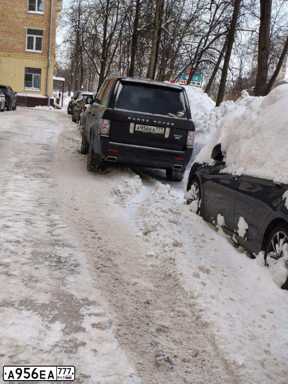 Фото автомобиля LANDROVER RANGE ROVER, 2012 — госномер А956ЕА777. Цвет: КОРИЧНЕВЫЙ ТЕМНЫЙ
