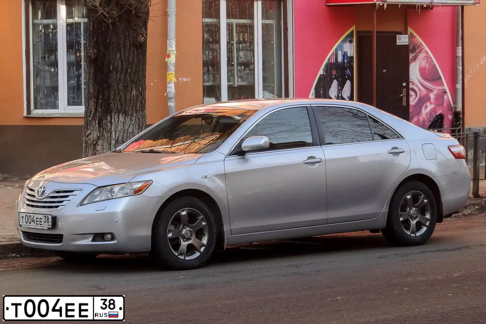 Фото автомобиля TOYOTA CAMRY, 2006 — госномер Т004ЕЕ38. Цвет: СЕРЕБРИСТЫЙ