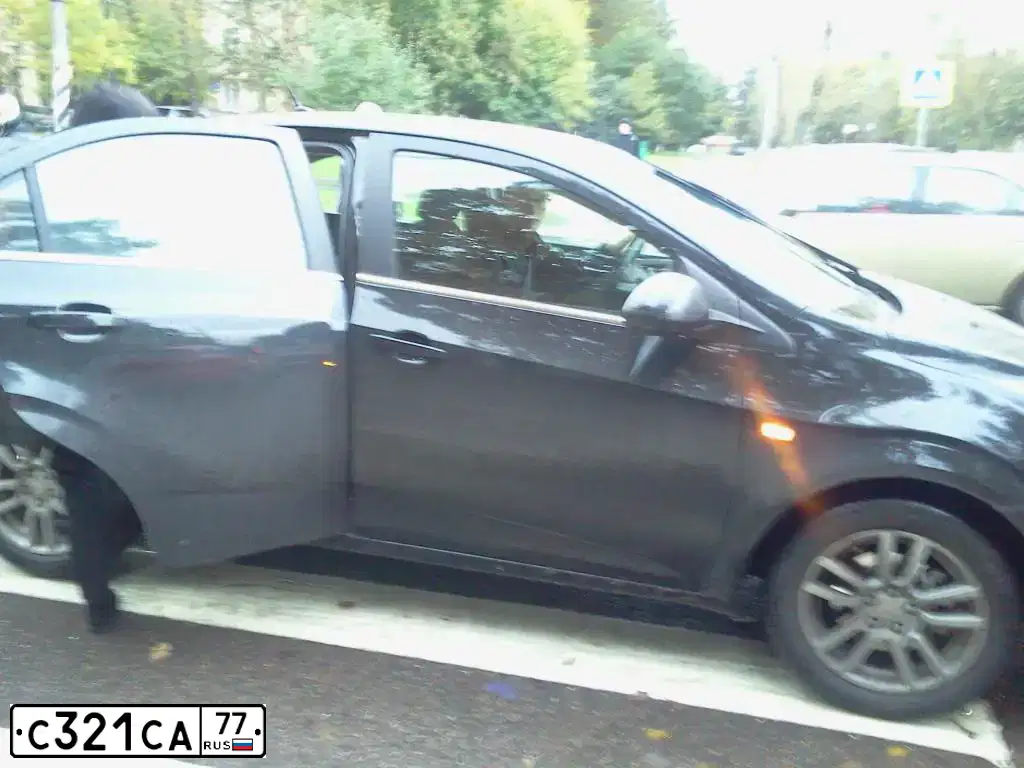 Фото автомобиля CHEVROLET AVEO, 2013 — госномер С321СА77. Цвет: ЧЕРНЫЙ