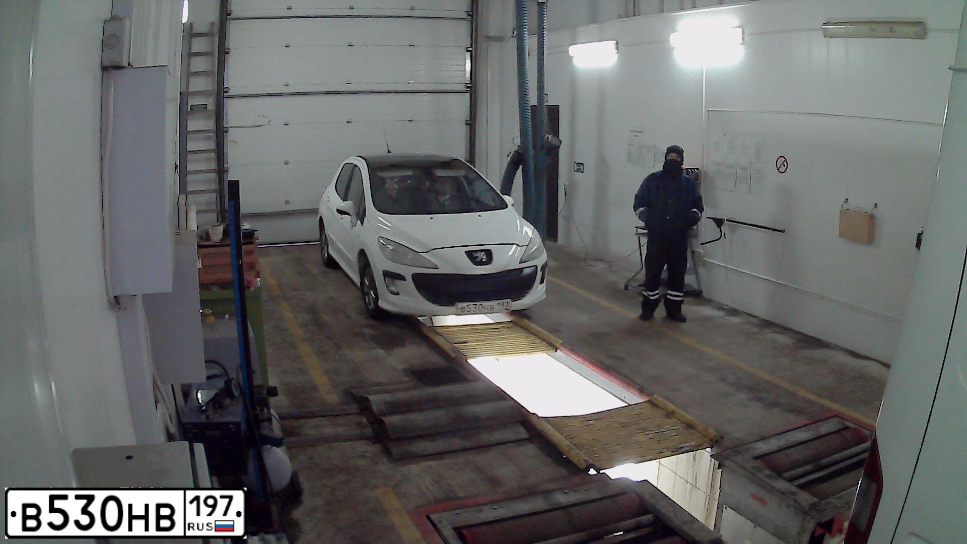 Фото автомобиля PEUGEOT 308, 2011 — госномер В530НВ197. Цвет: Белый