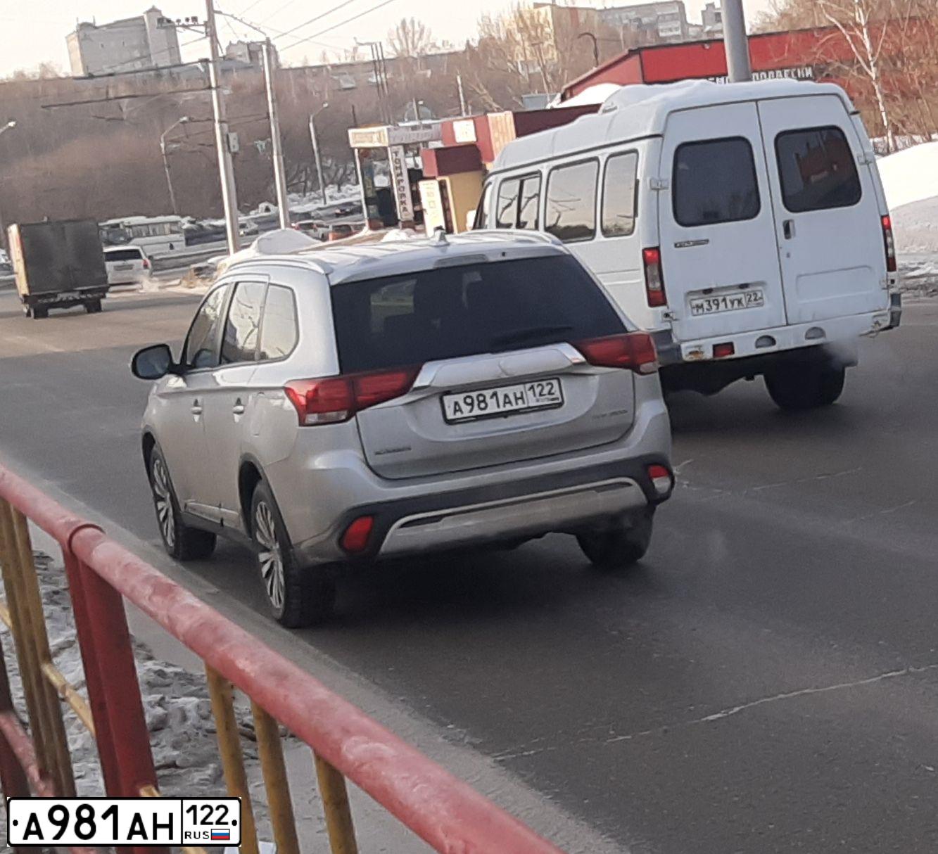 Фото автомобиля MITSUBISHI OUTLANDER, 2019 — госномер А981АН122. Цвет: СЕРЕБРИСТЫЙ
