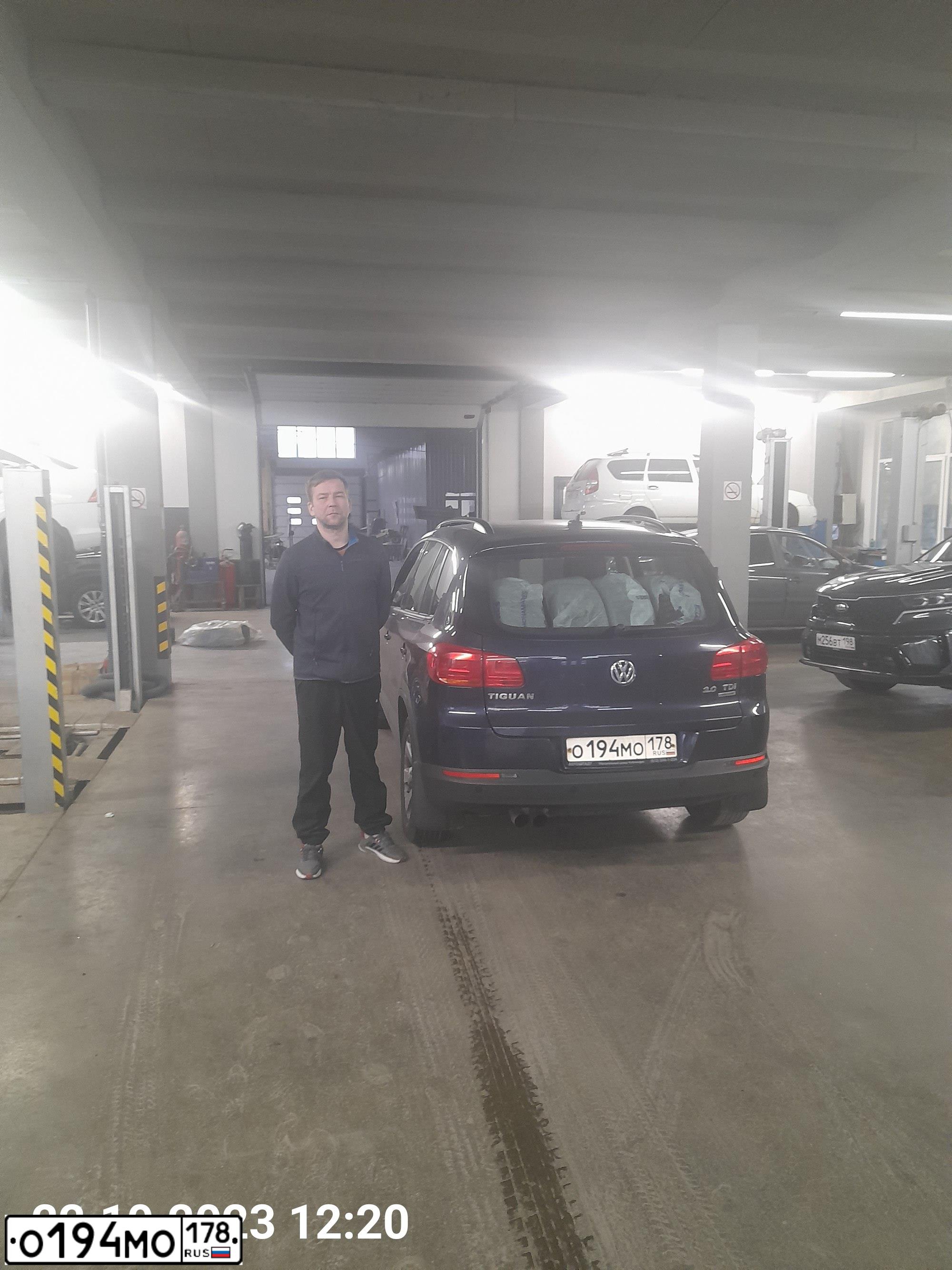 Фото автомобиля VOLKSWAGEN TIGUAN, 2013 — госномер С528КУ198. Цвет: Темно-синий