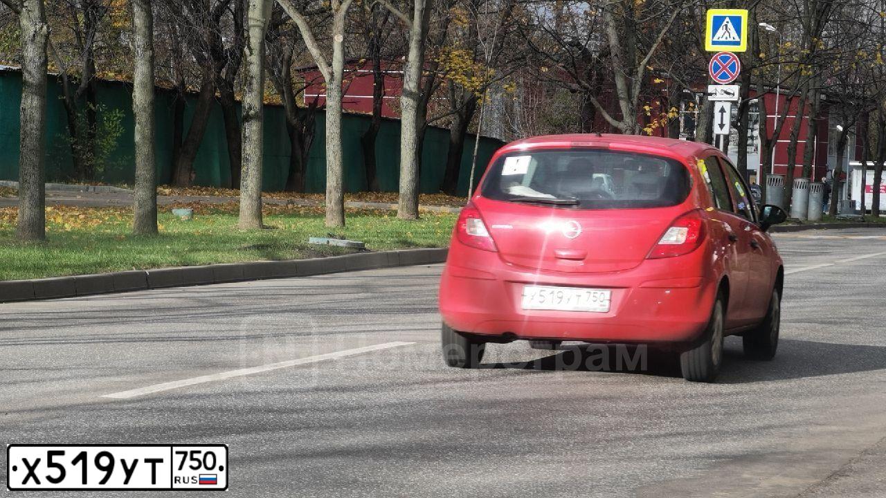 Фото автомобиля OPEL L CORSA, 2013 — госномер Е852ТМ797. Цвет: Красный