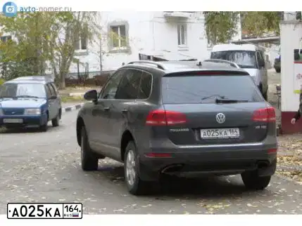 Фото автомобиля VOLKSWAGEN TOUAREG, 2011 — госномер А025КА164. Цвет: ТЕМНО СЕРЫЙ