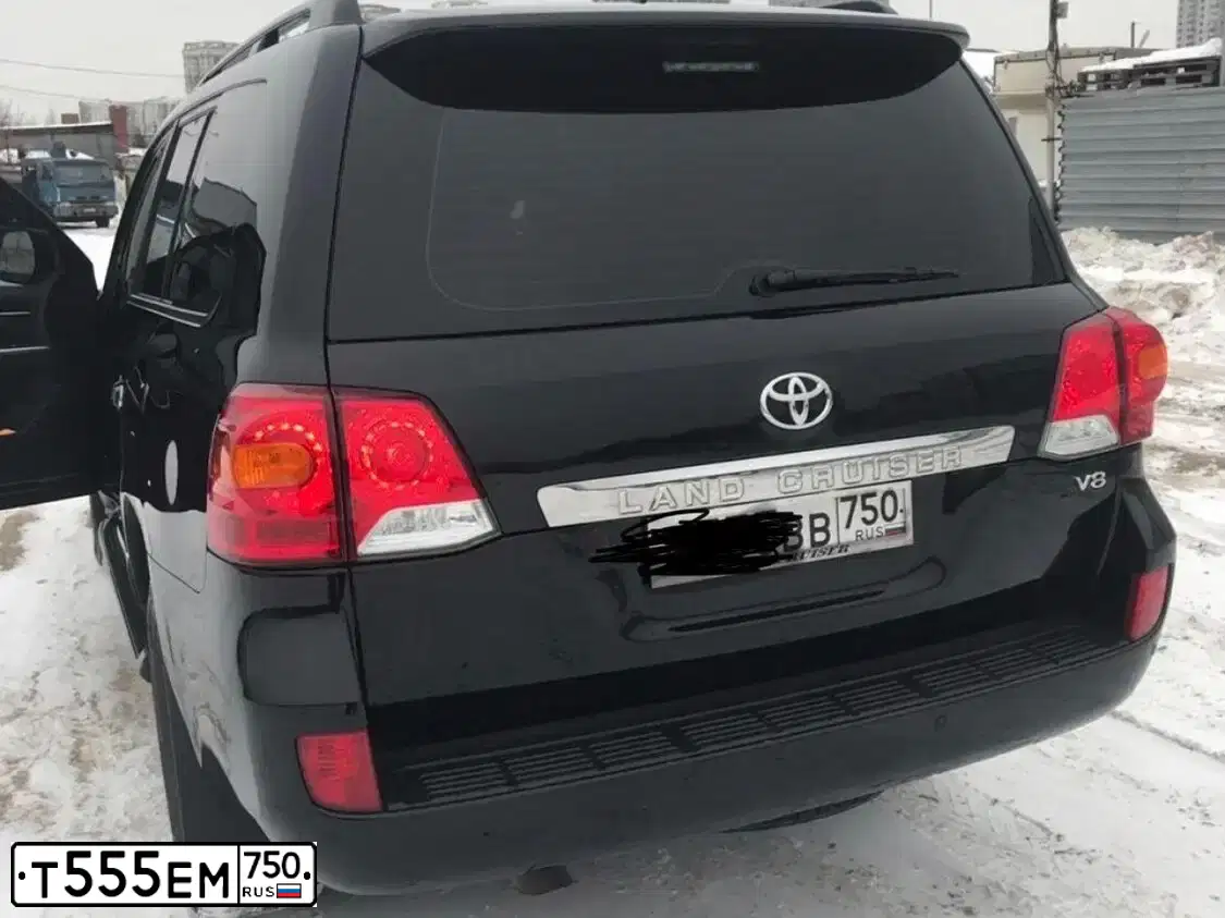 Фото автомобиля TOYOTA LANDCRUISER 200, 2013 — госномер Т555ЕМ750. Цвет: ЧЕРНЫЙ