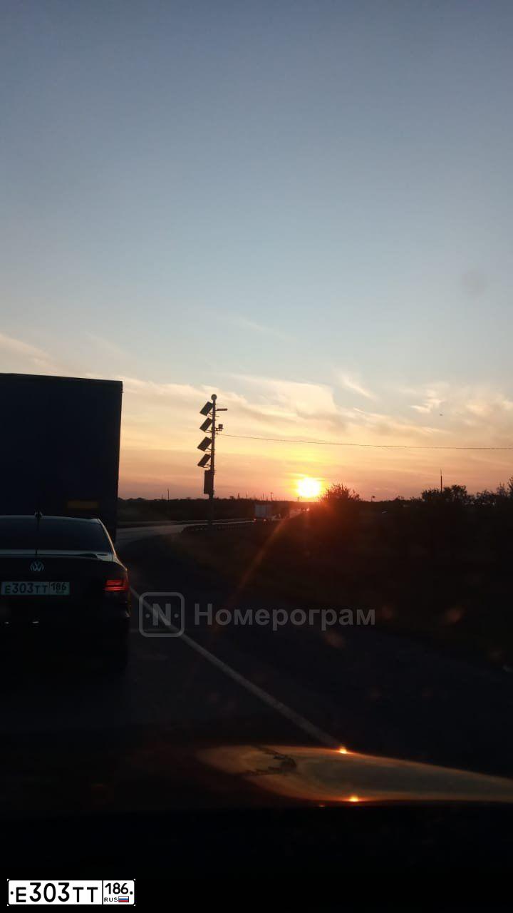 Фото автомобиля VOLKSWAGEN POLO, 2018 — госномер Е303ТТ186. Цвет: ЧЕРНЫЙ