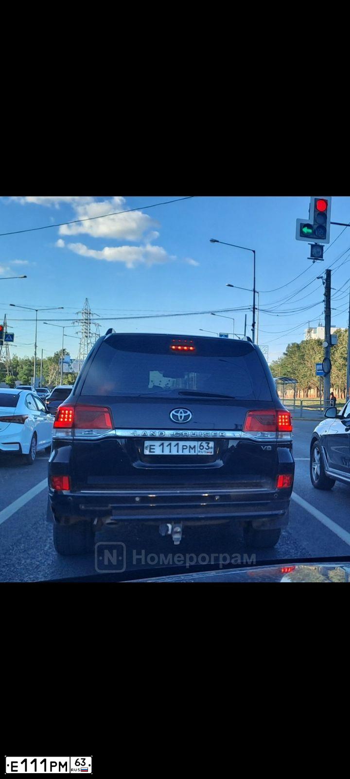 Фото автомобиля TOYOTA LANDCRUISER 200, 2008 — госномер Е111РМ63. Цвет: ЧЕРНЫЙ