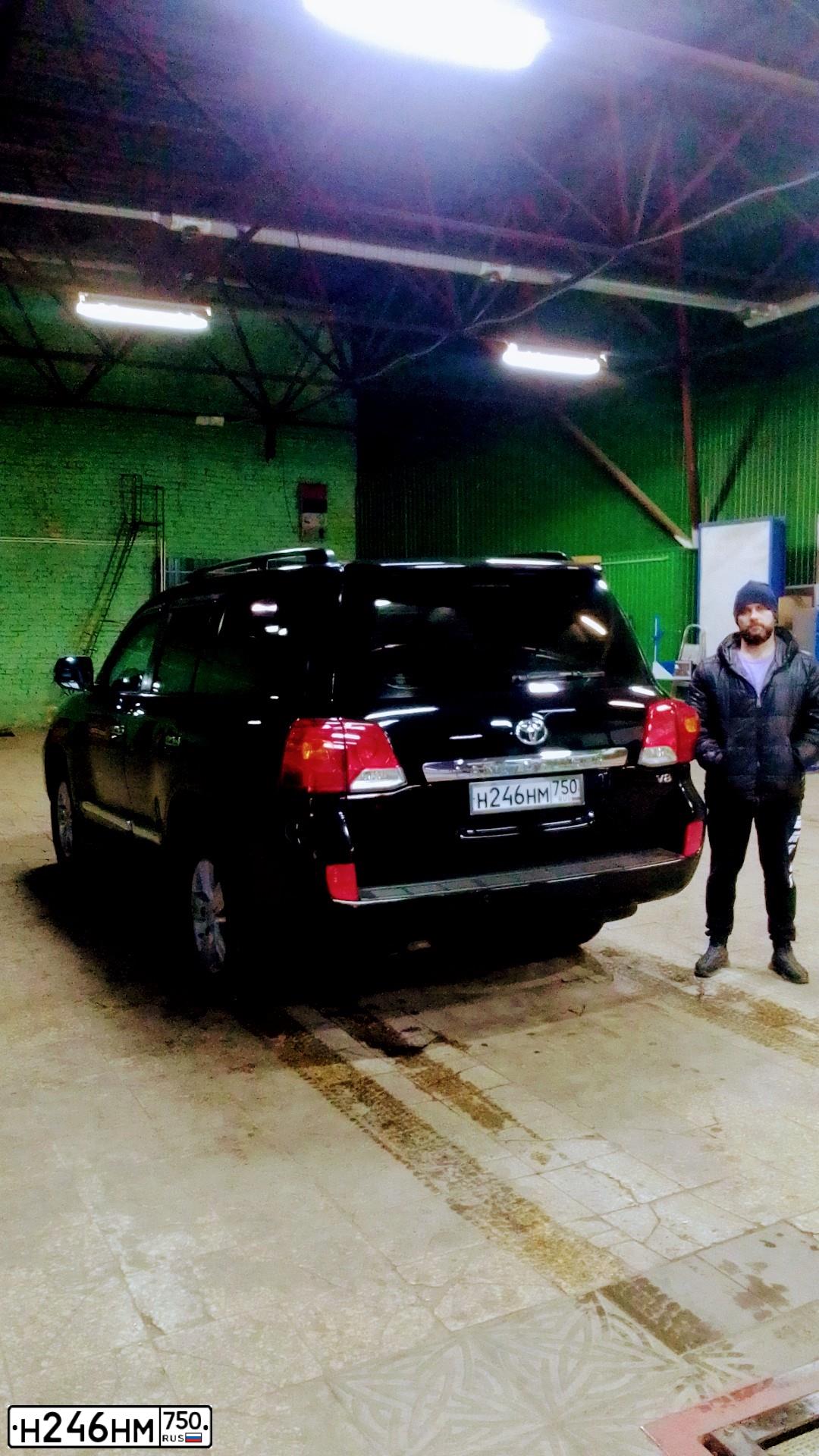 Фото автомобиля TOYOTA LAND CRUISER 200, 2012 — госномер М592ХК124. Цвет: ЧЕРНЫЙ