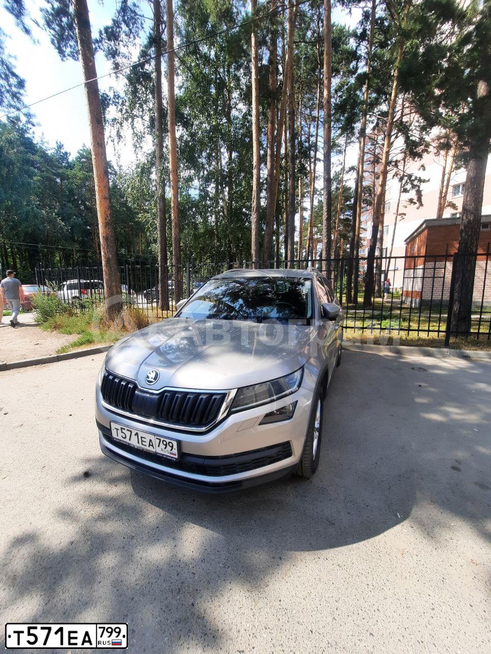 Фото автомобиля SKODA KODIAQ, 2018 — госномер О527РТ196. Цвет: БЕЖЕВЫЙ