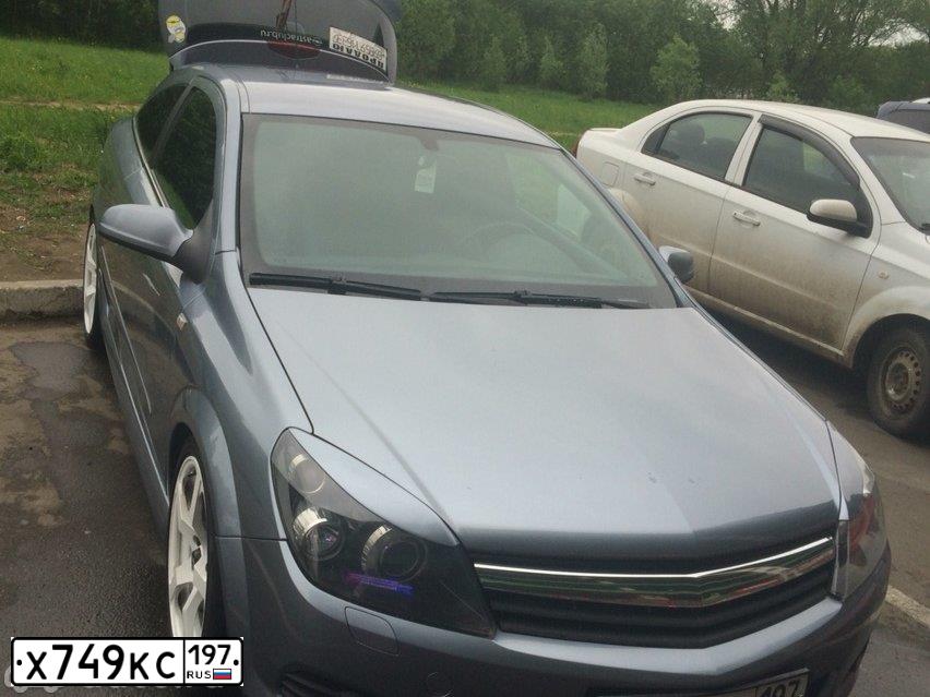 Фото автомобиля OPEL ASTRA, 2008 — госномер Х749КС197. Цвет: СЕРЫЙ