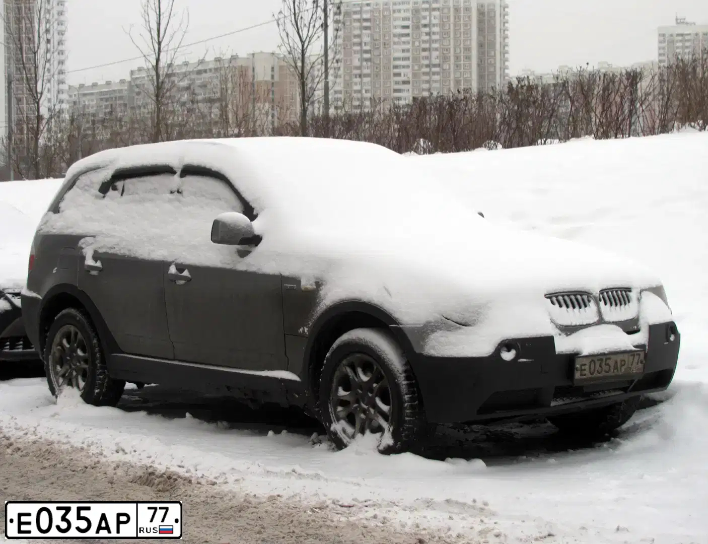 Фото автомобиля BMW X3, 2004 — госномер Е035АР77. Цвет: СЕРЫЙ