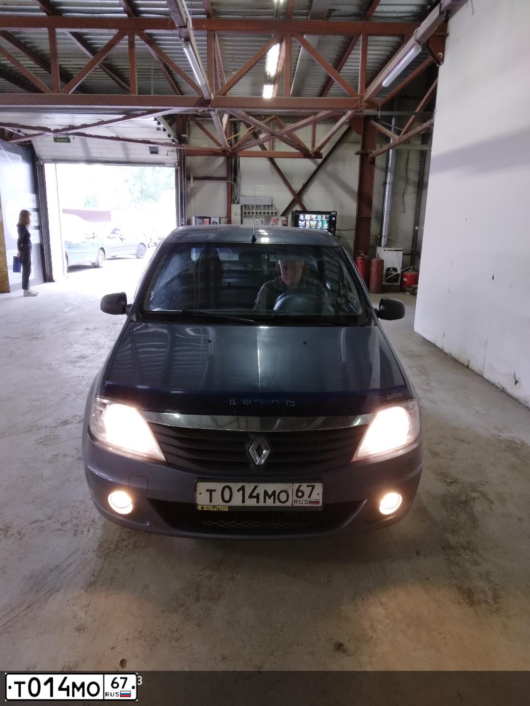 Фото автомобиля RENAULT LOGAN, 2011 — госномер Т014МО67. Цвет: синий