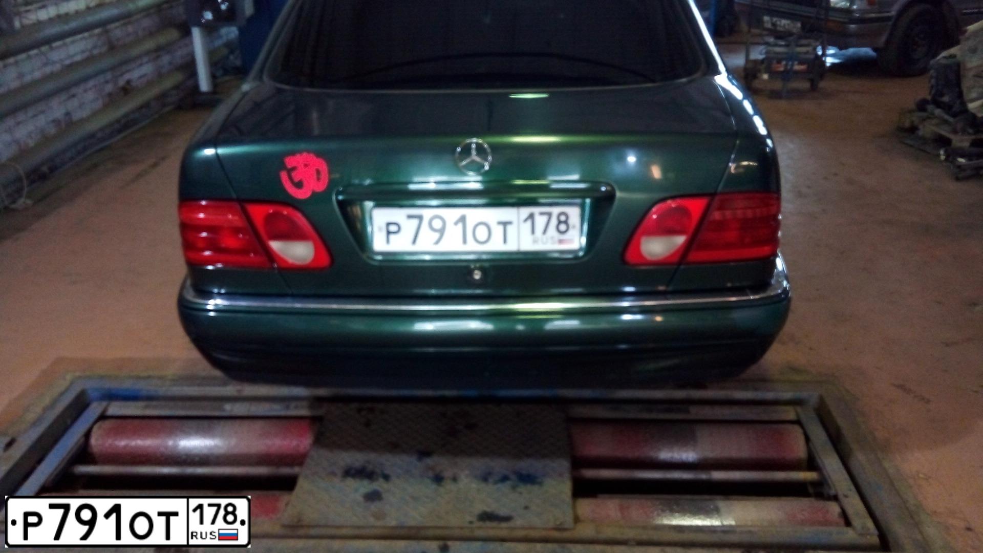Фото автомобиля MERCEDES E-KLASSE, 1995 — госномер Н898ВН78. Цвет: ЗЕЛЕНЫЙ