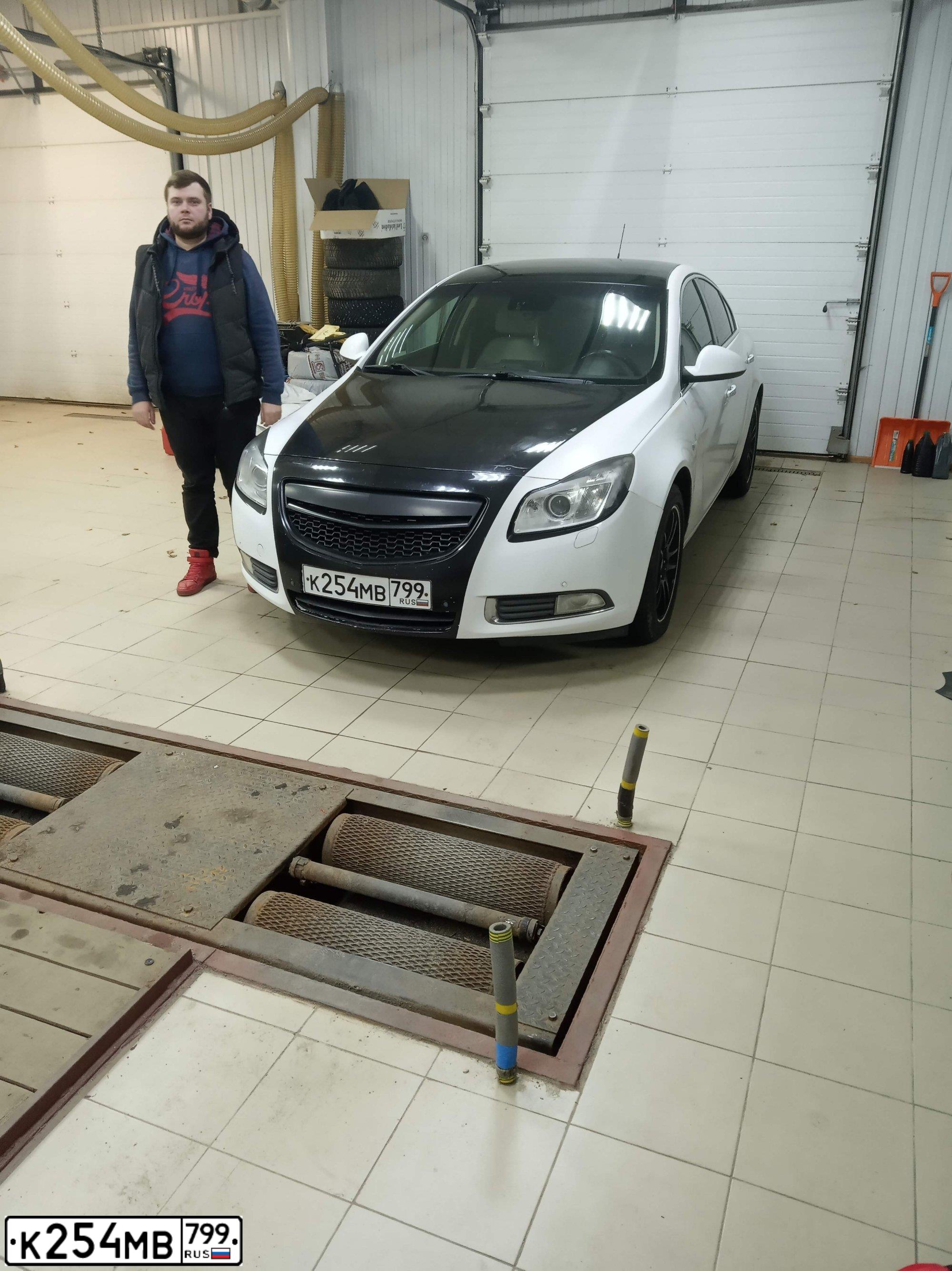 Фото автомобиля OPEL INSIGNIA, 2011 — госномер М503ЕО35. Цвет: Белый черный 