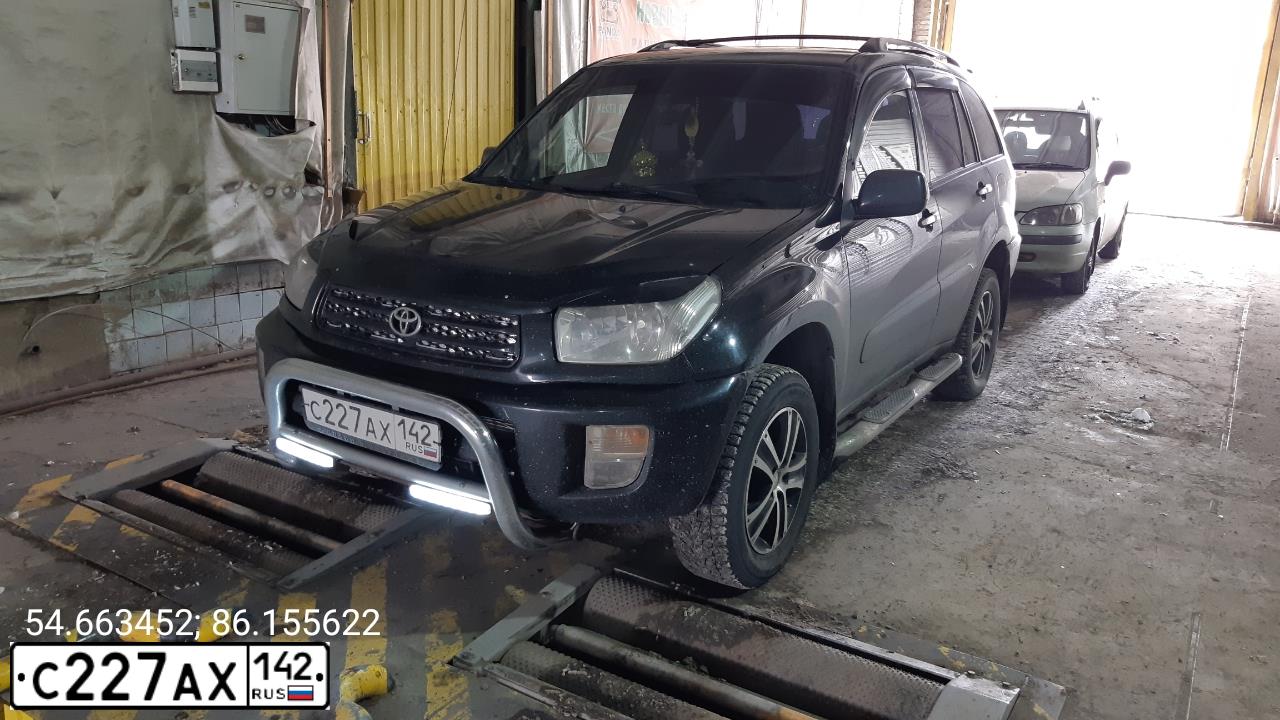 Фото автомобиля TOYOTA RAV4, 2000 — госномер К330УК154. Цвет: ЧЕРНЫЙ