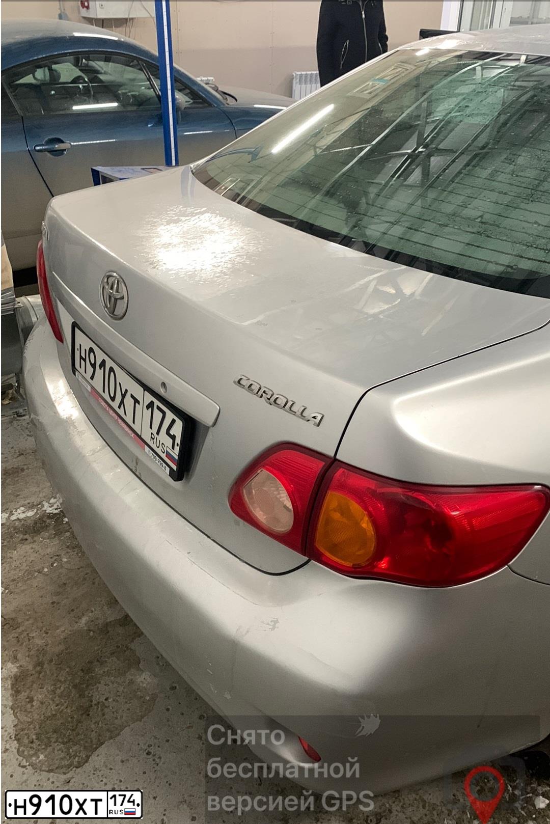 Фото автомобиля TOYOTA COROLLA, 2008 — госномер Н910ХТ174. Цвет: серебристый
