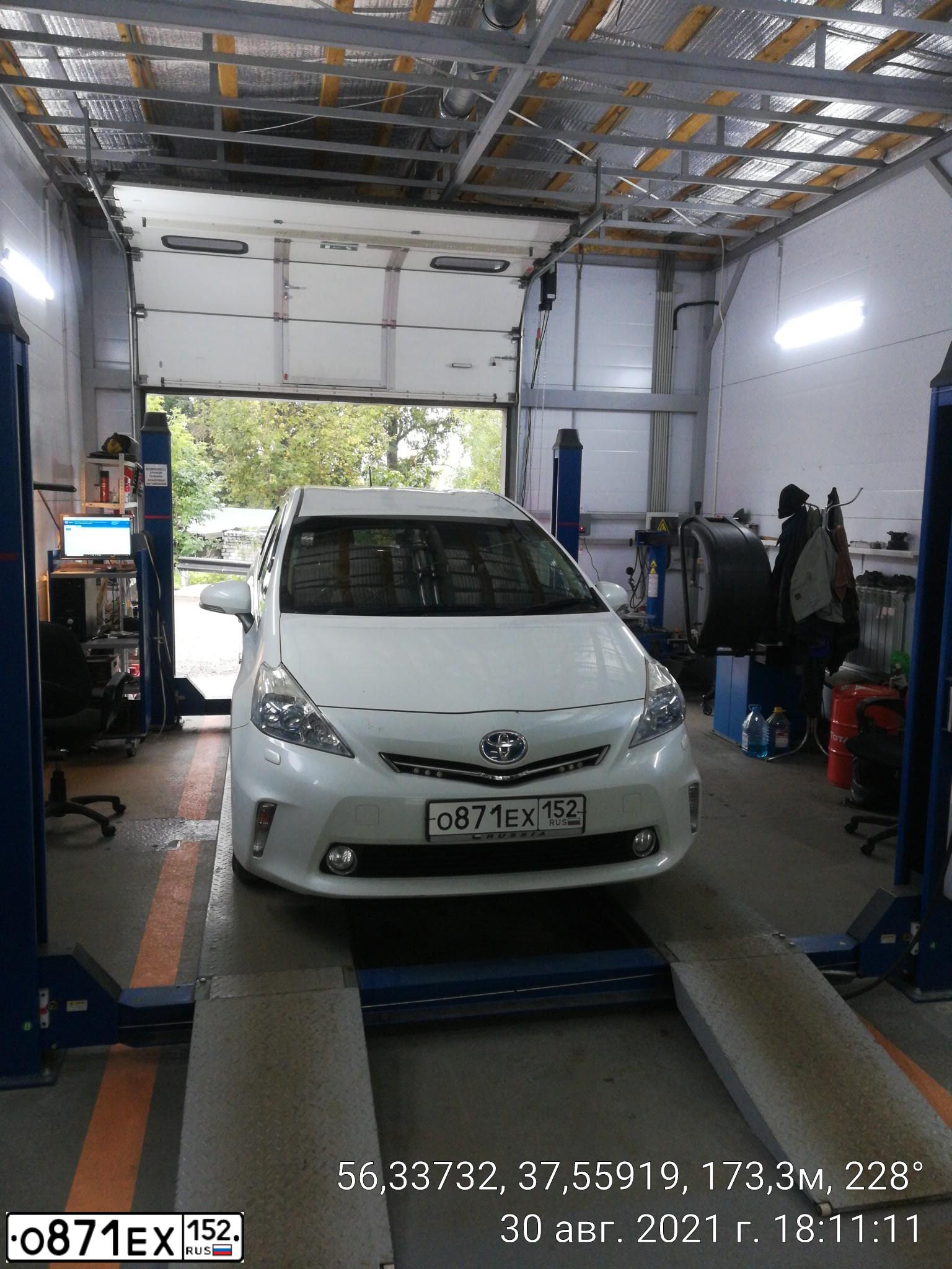 Фото автомобиля TOYOTA PRIUS, 2012 — госномер О871ЕХ152