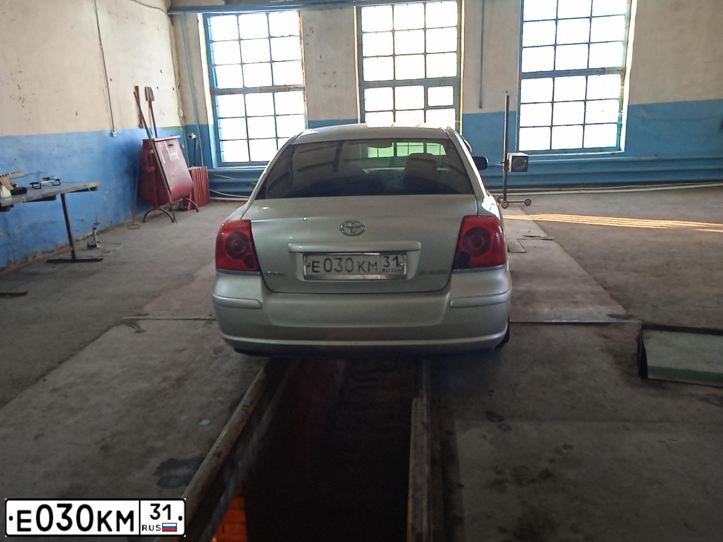 Фото автомобиля TOYOTA AVENSIS, 2005 — госномер О470КВ154. Цвет: СЕРЕБРИСТЫЙ