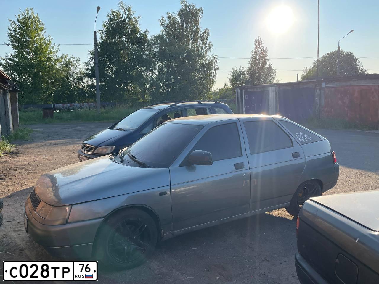 Фото автомобиля LADA 2112, 2006 — госномер С028ТР76. Цвет: СЕРО-ЗЕЛЕНЫЙ