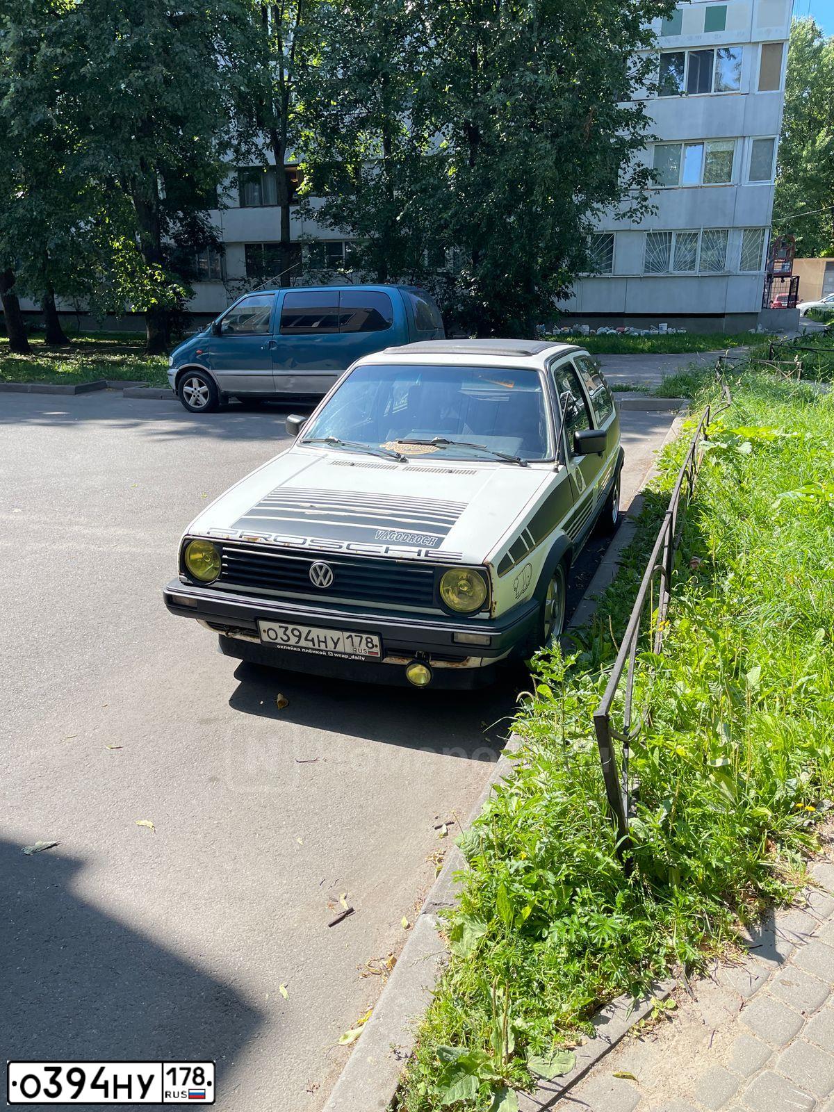 Фото автомобиля VOLKSWAGEN GOLF, 1990 — госномер О394НУ178. Цвет: БЕЛЫЙ