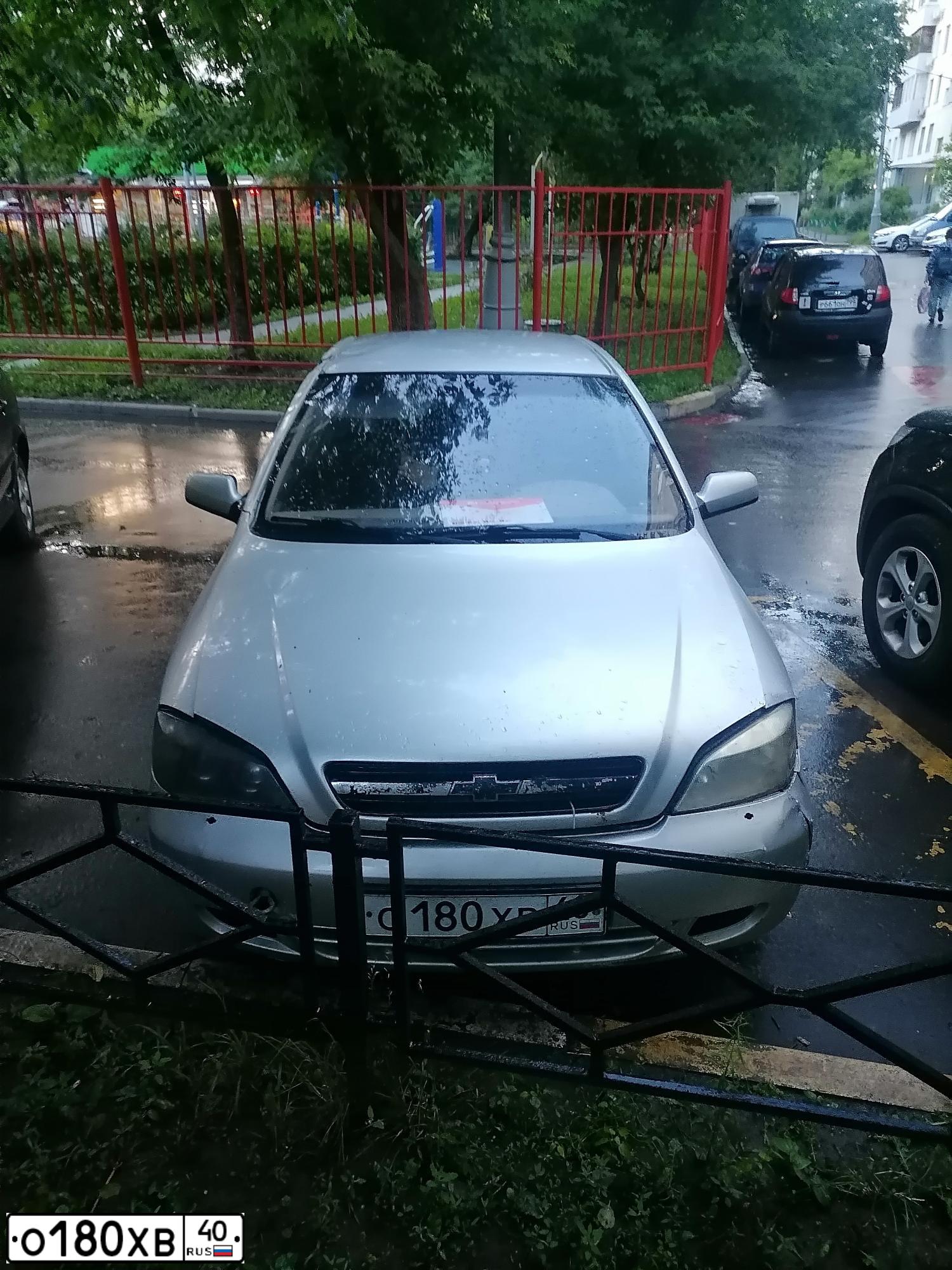 Фото автомобиля CHEVROLET VIVA, 2005 — госномер О180ХВ40. Цвет: СВЕТЛО-СЕРЕБРИСТЫЙ  МЕТАЛЛИК