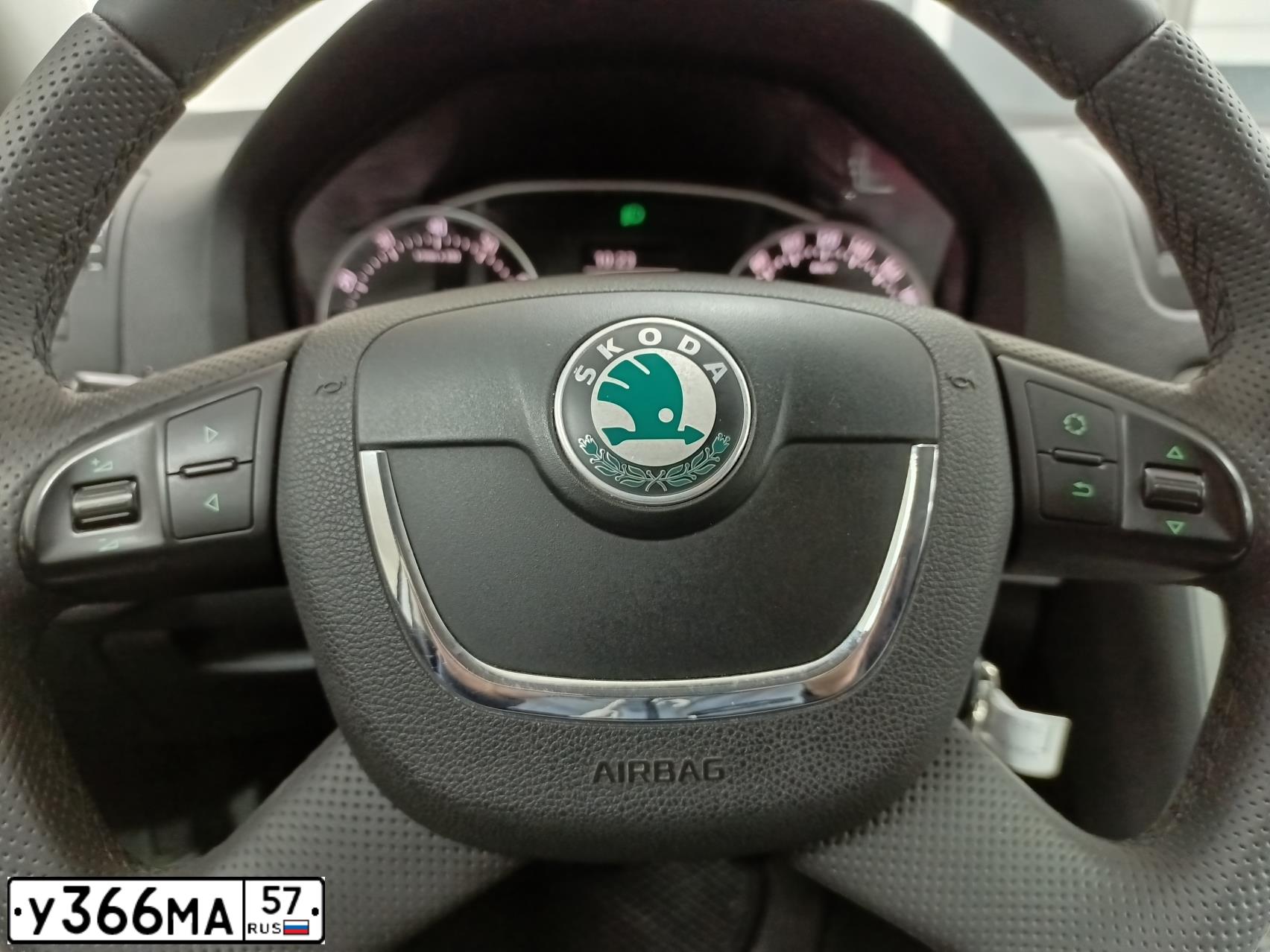 Фото автомобиля SKODA OCTAVIA, 2012 — госномер О384ОВ46. Цвет: Серебристый