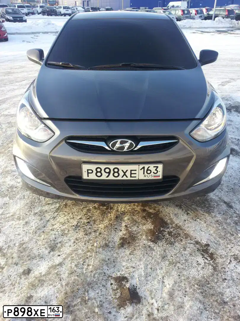 Фото автомобиля HYUNDAI SOLARIS, 2012 — госномер Р898ХЕ163. Цвет: СЕРО-ЧЕРНЫЙ