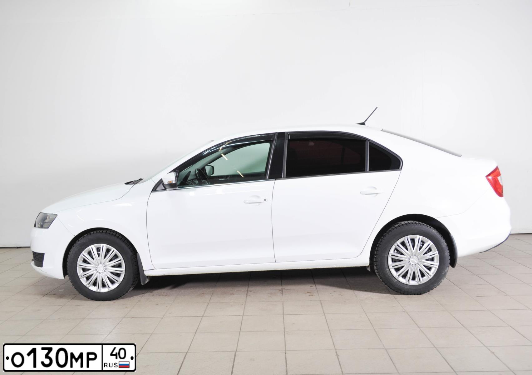 Фото автомобиля SKODA RAPID, 2018 — госномер О130МР40. Цвет: БЕЛЫЙ