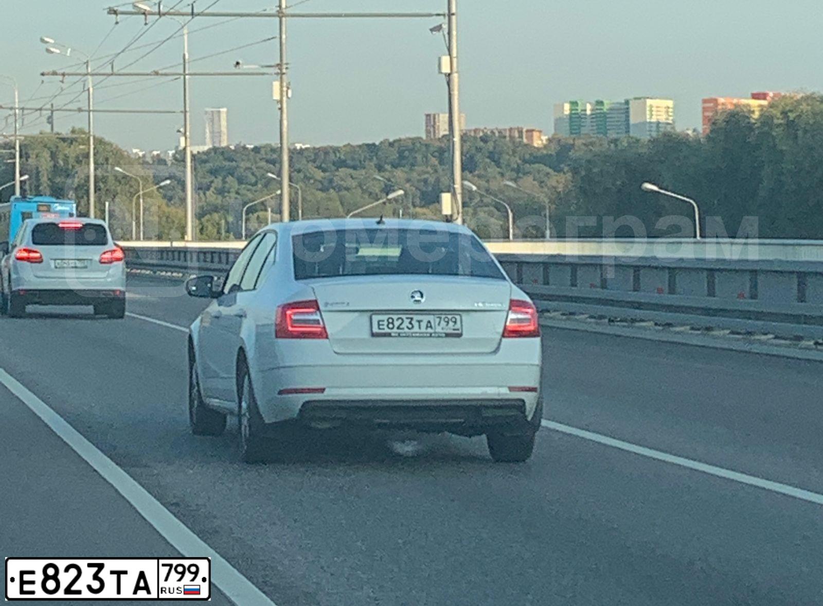 Фото автомобиля SKODA OCTAVIA, 2019 — госномер Е823ТА799. Цвет: Белый