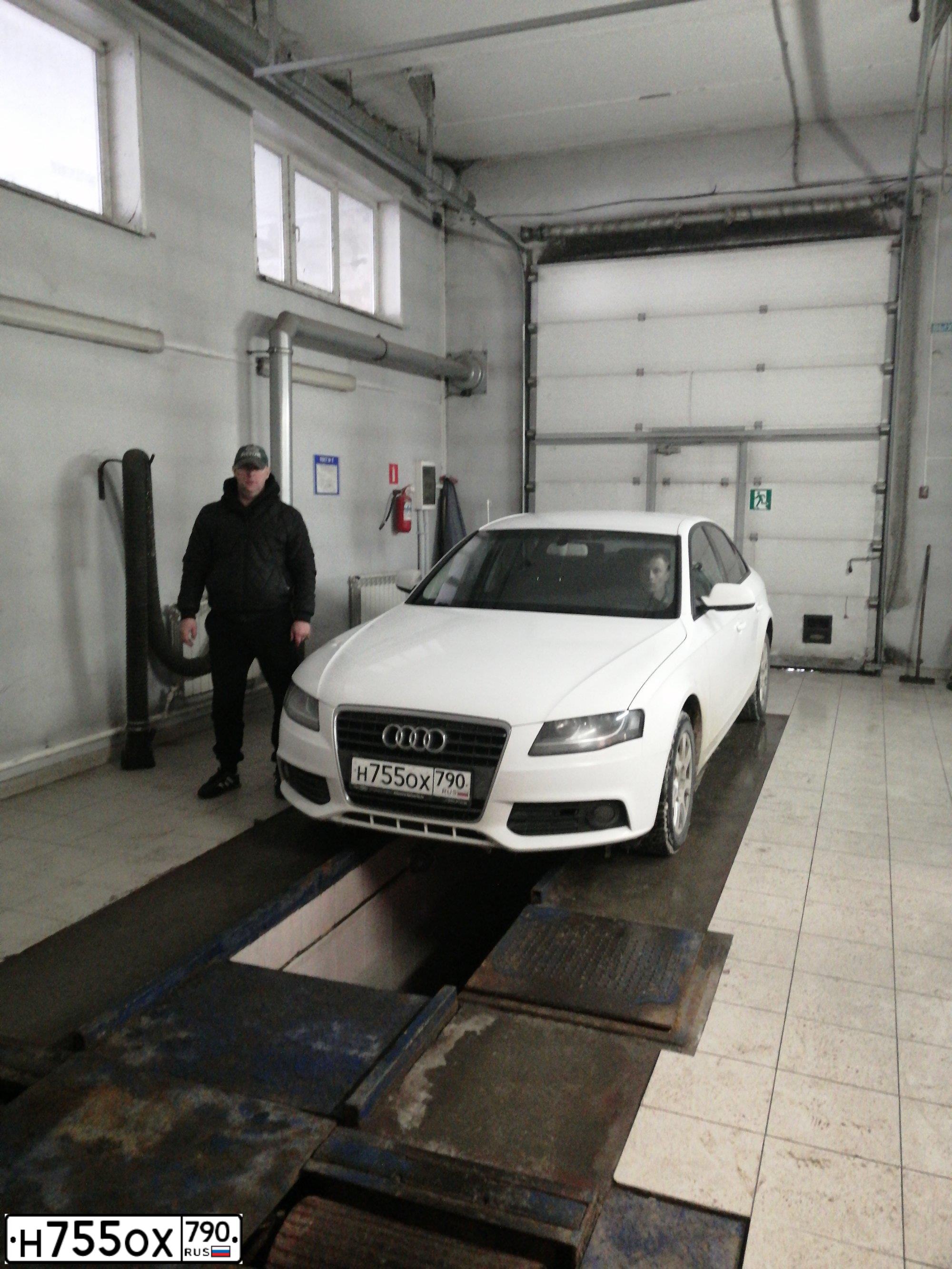 Фото автомобиля AUDI A4, 2010 — госномер Н755ОХ790. Цвет: Белый