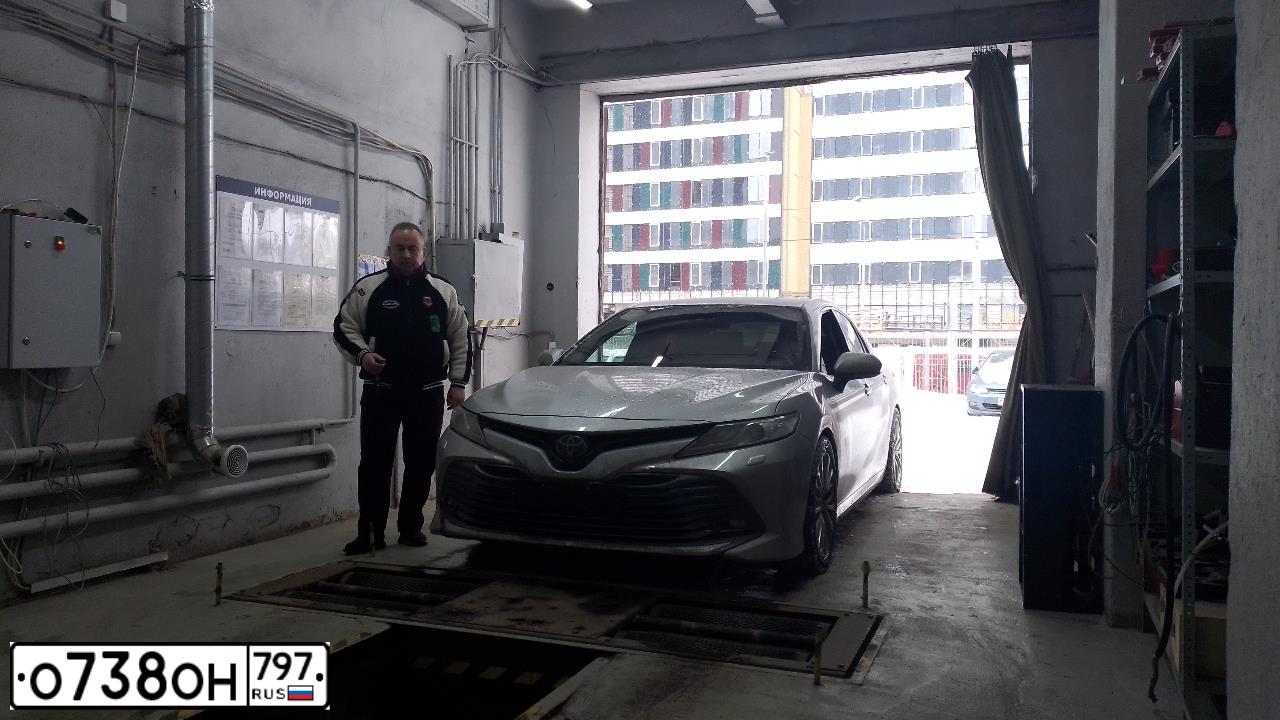 Фото автомобиля TOYOTA CAMRY, 2019 — госномер В097АА99. Цвет: СЕРЫЙ