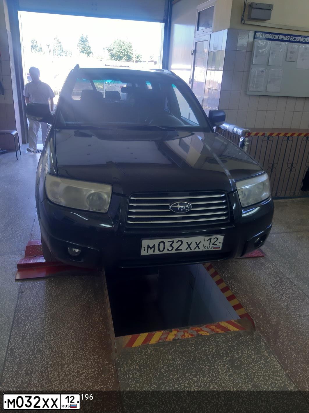 Фото автомобиля SUBARU FORESTER, 2006 — госномер М032ХХ12. Цвет: ЧЕРНЫЙ