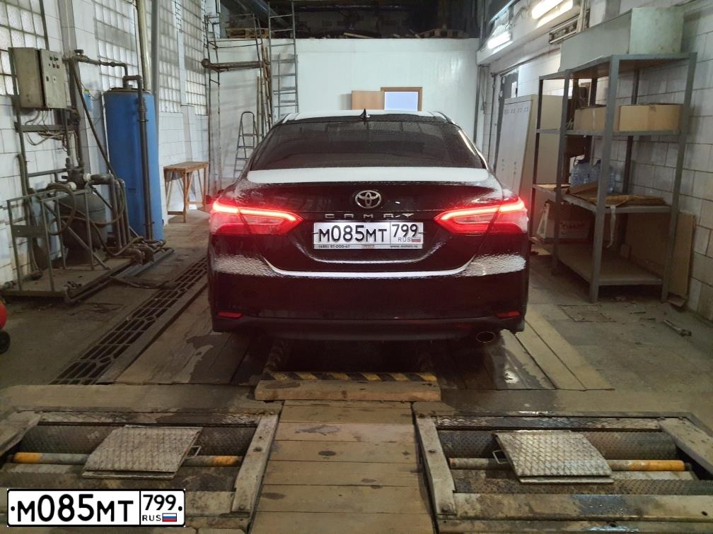 Фото автомобиля TOYOTA CAMRY, 2018 — госномер М085МТ799. Цвет: ЧЕРНЫЙ МЕТАЛЛИК