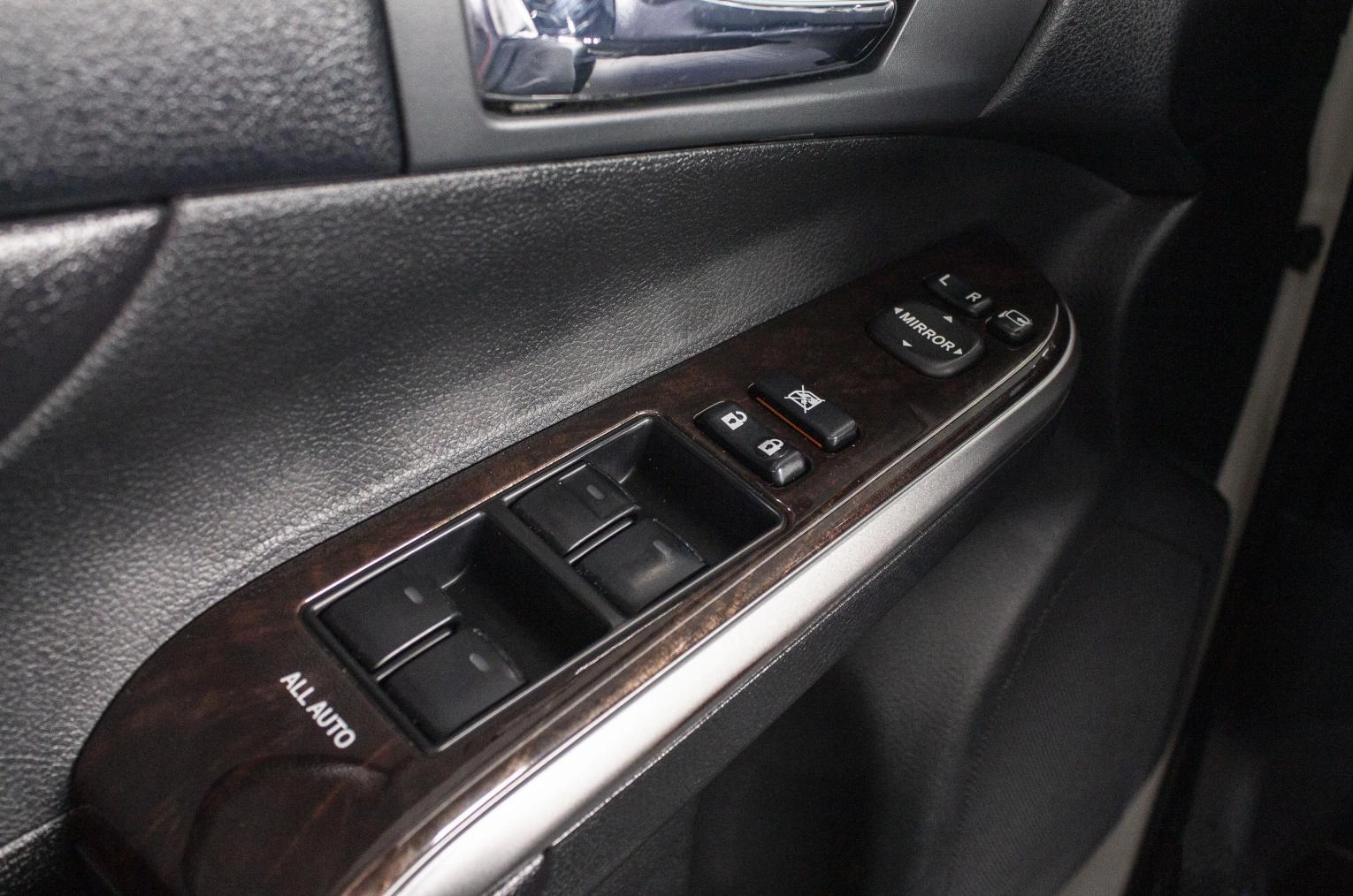 Фото автомобиля TOYOTA CAMRY, 2017 — госномер Е550ХА186. Цвет: БЕЛЫЙ ПЕРЛАМУТР