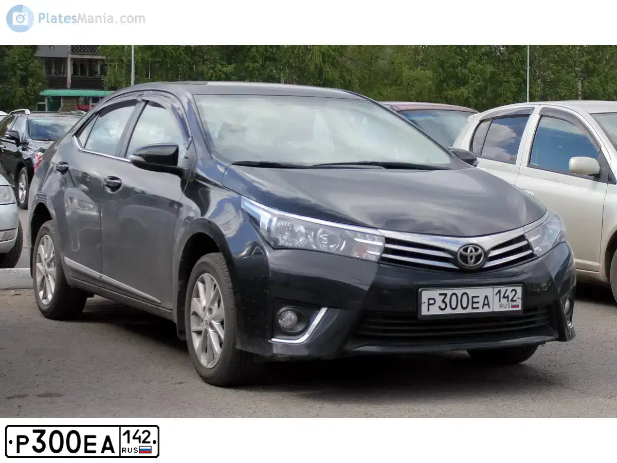 Фото автомобиля TOYOTA COROLLA, 2013 — госномер Р300ЕА142. Цвет: ЧЕРНЫЙ