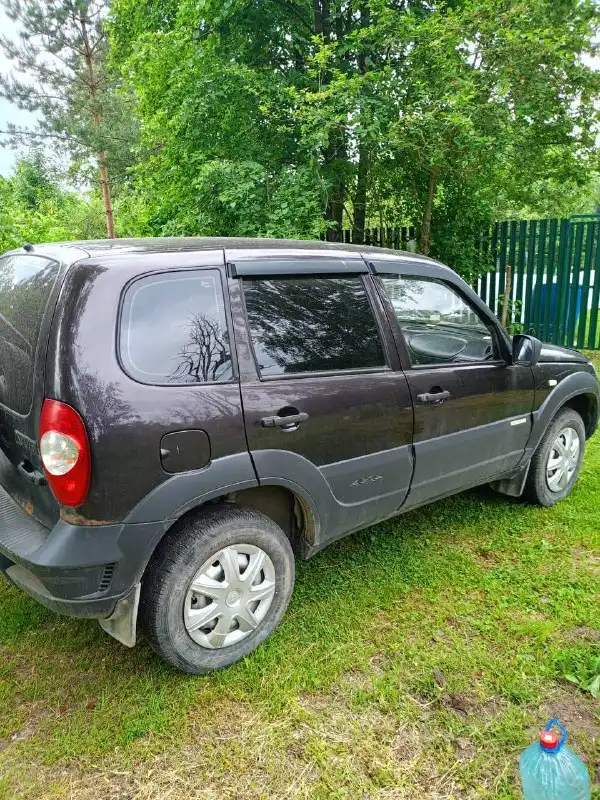 Фото автомобиля CHEVROLET NIVA, 2015 — госномер К730РТ33. Цвет: Темно-коричневый металлик