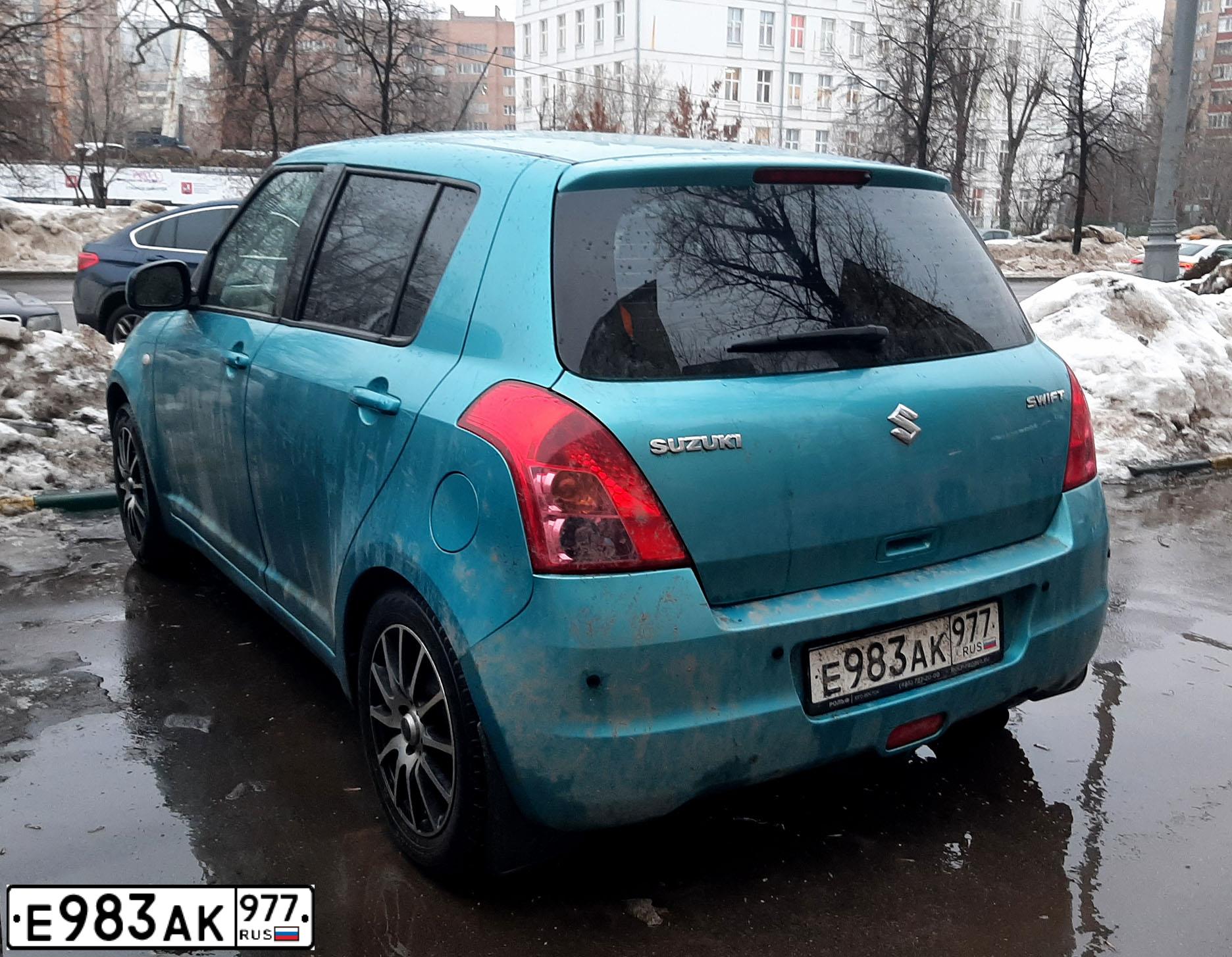 Фото автомобиля SUZUKI SWIFT, 2009 — госномер Е983АК977. Цвет: бирюзовый