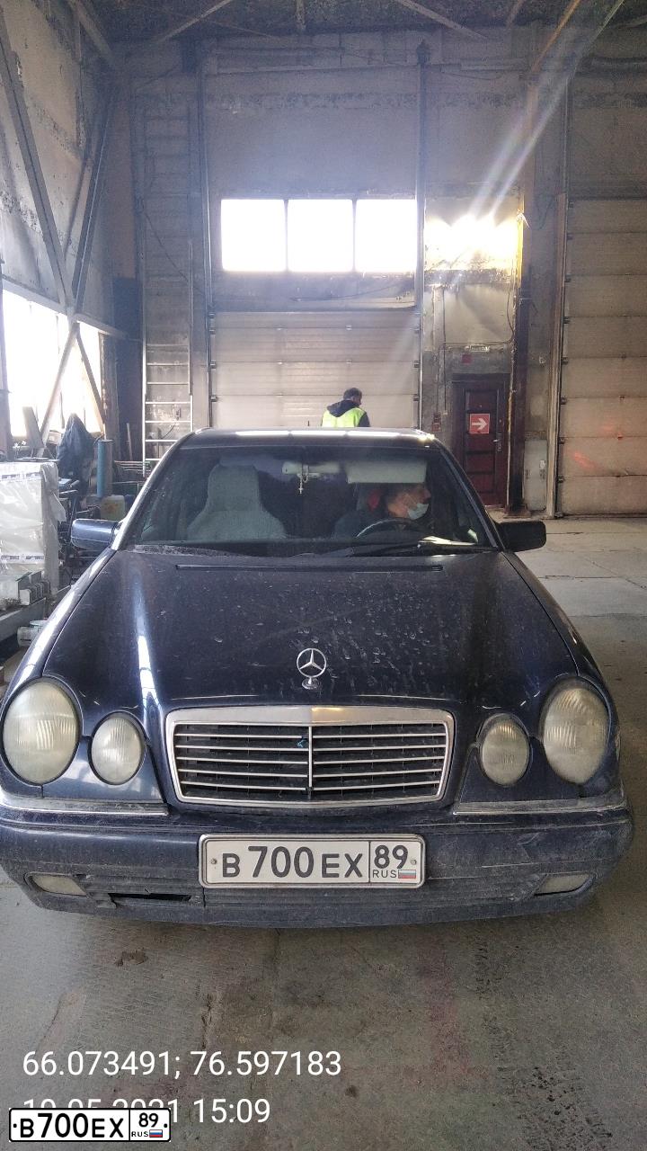 Фото автомобиля MERCEDES-BENZ МЕРСЕДЕС-БЕНЦ E 280, 1998 — госномер В700ЕХ89. Цвет: синий
